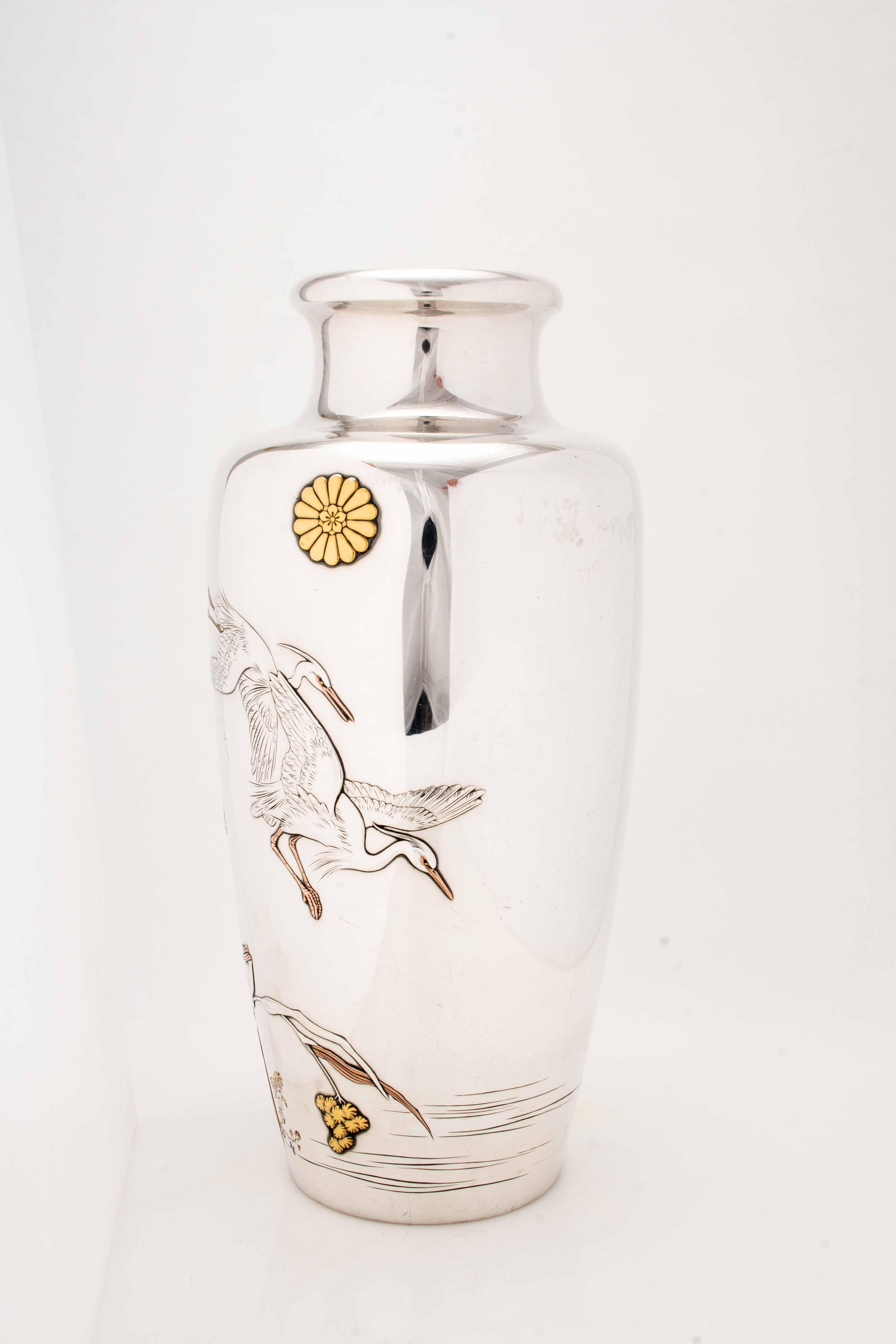 An imperial silver vase with egrets in flight signed Shoshu Sai In condizioni ottime in vendita a Milano, IT