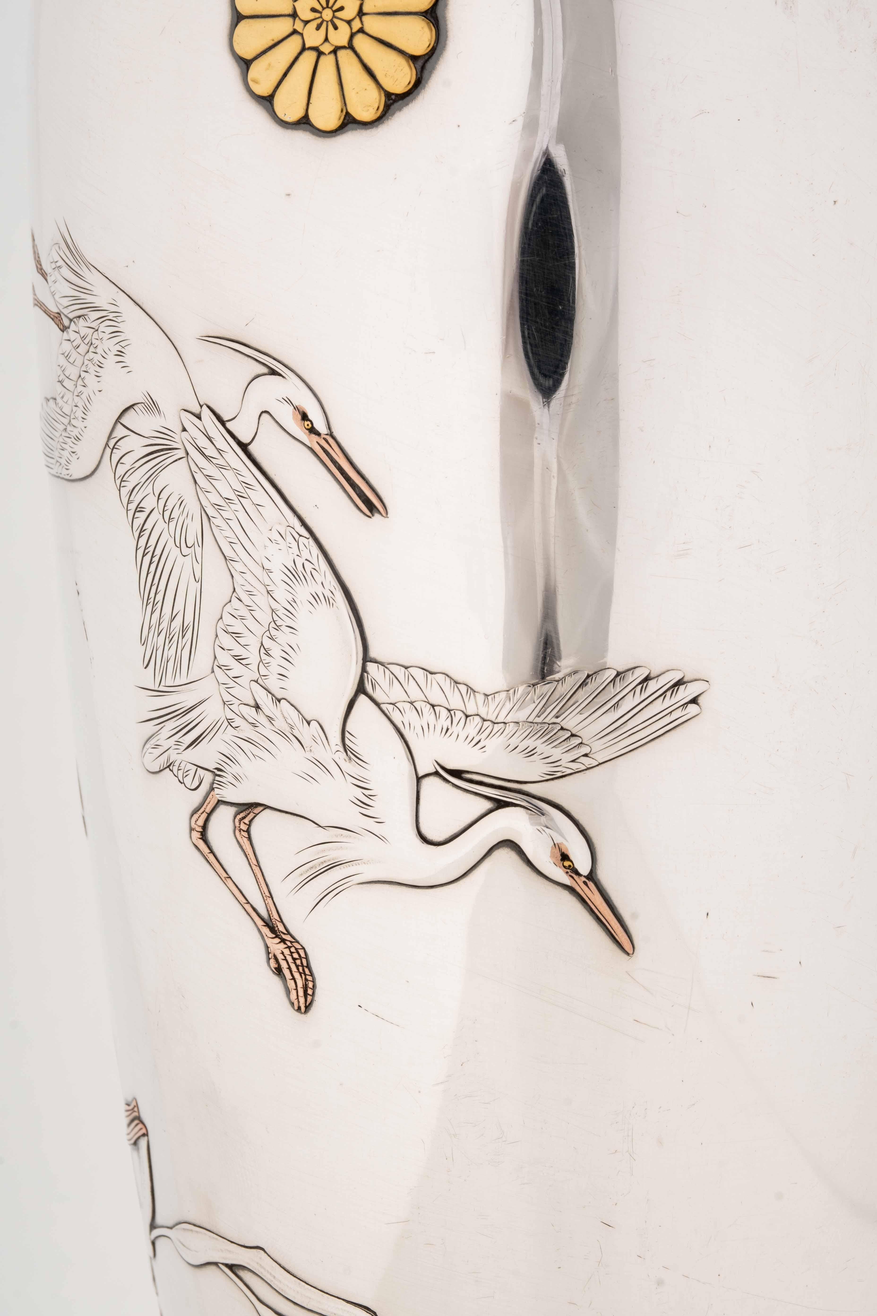 20th Century An imperial silver vase with egrets in flight signed Shoshu Sai in vendita