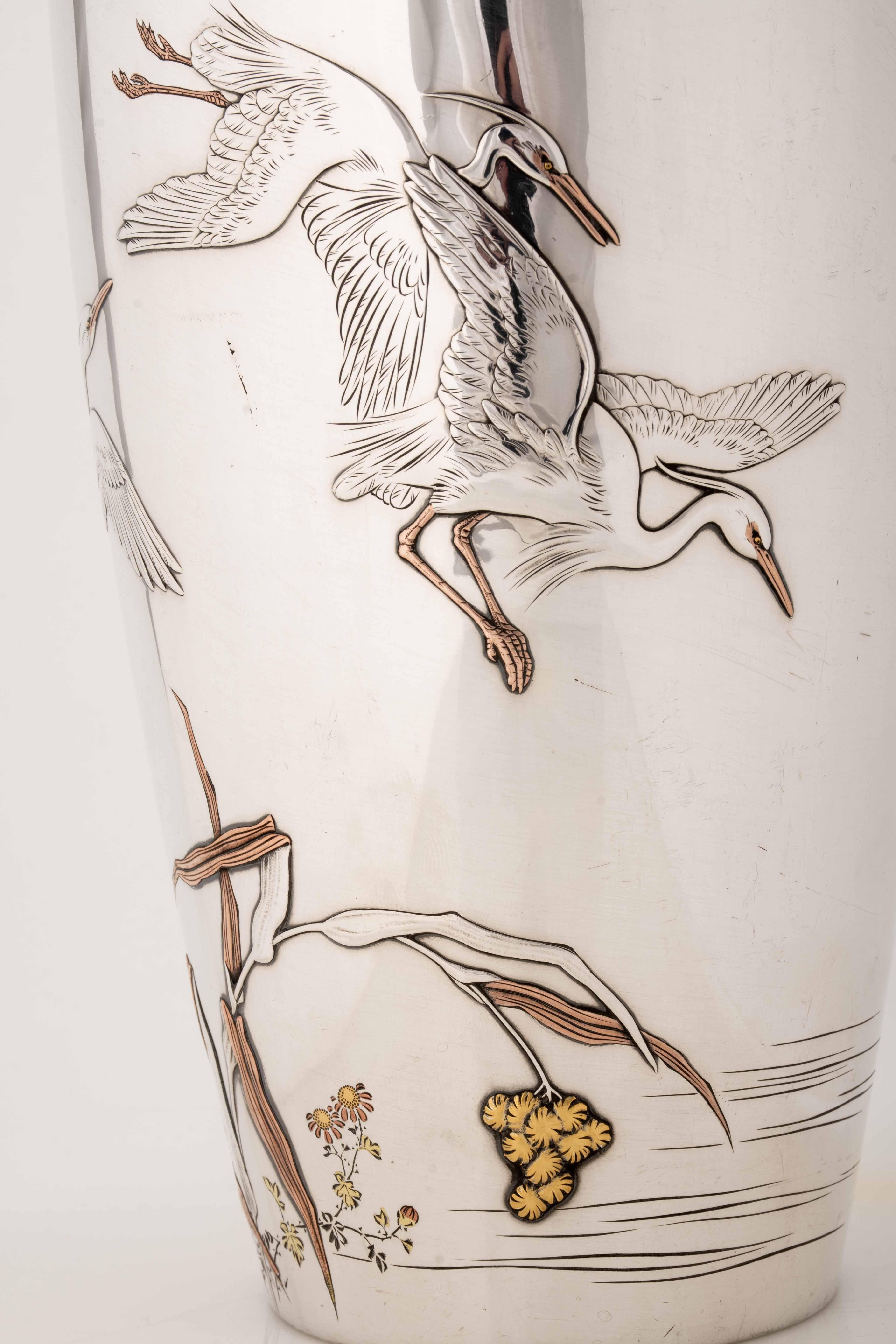 An imperial silver vase with egrets in flight signed Shoshu Sai in vendita 1
