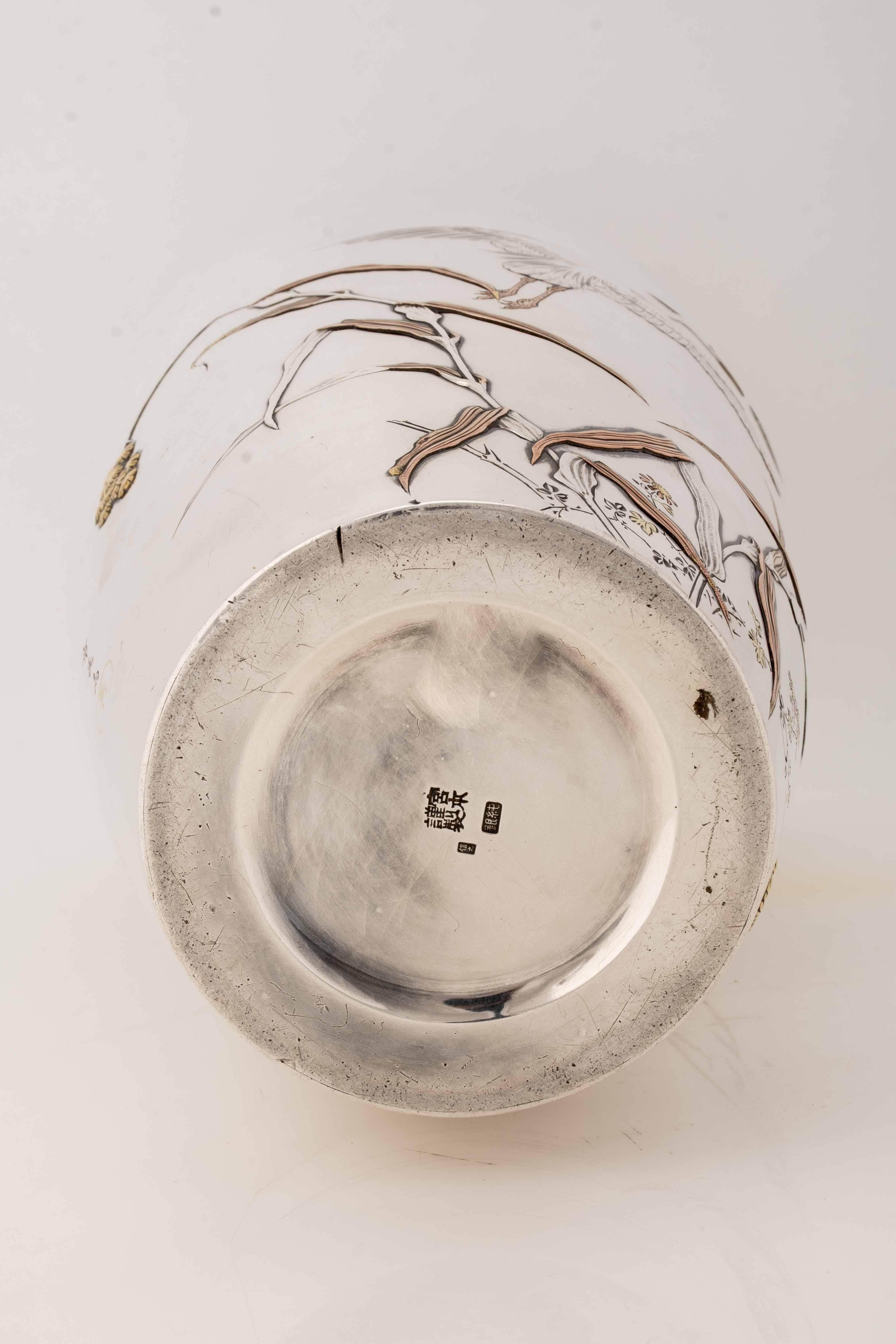 An imperial silver vase with egrets in flight signed Shoshu Sai in vendita 2