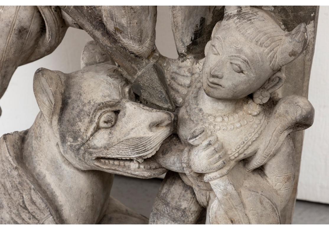 Nepalesische Durga-Reliefskulptur aus dem 16. oder 17. Jahrhundert (Handgeschnitzt) im Angebot