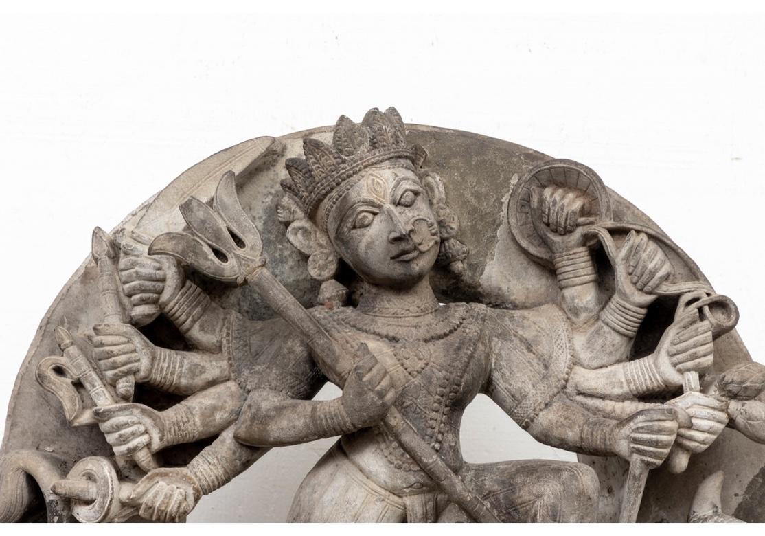 Nepalesische Durga-Reliefskulptur aus dem 16. oder 17. Jahrhundert im Zustand „Starke Gebrauchsspuren“ im Angebot in Bridgeport, CT