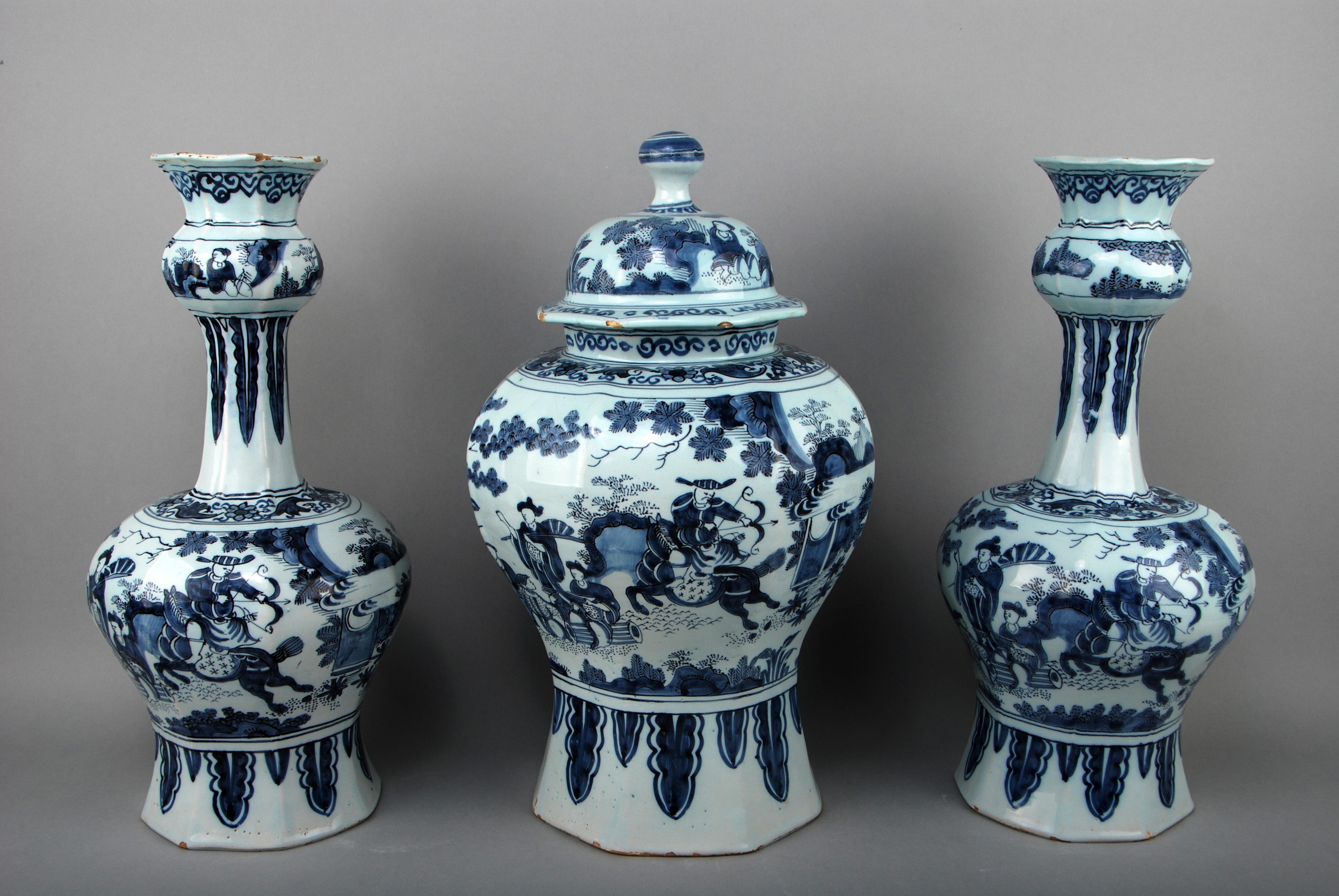 An important 17th century Delft chinoiserie three-piece garniture
The Netherlands, Delft.
Last quarter of the 17th century

An important and rare Delft garniture of three pieces. The shape and decoration are inspired on the Chinese Transitional