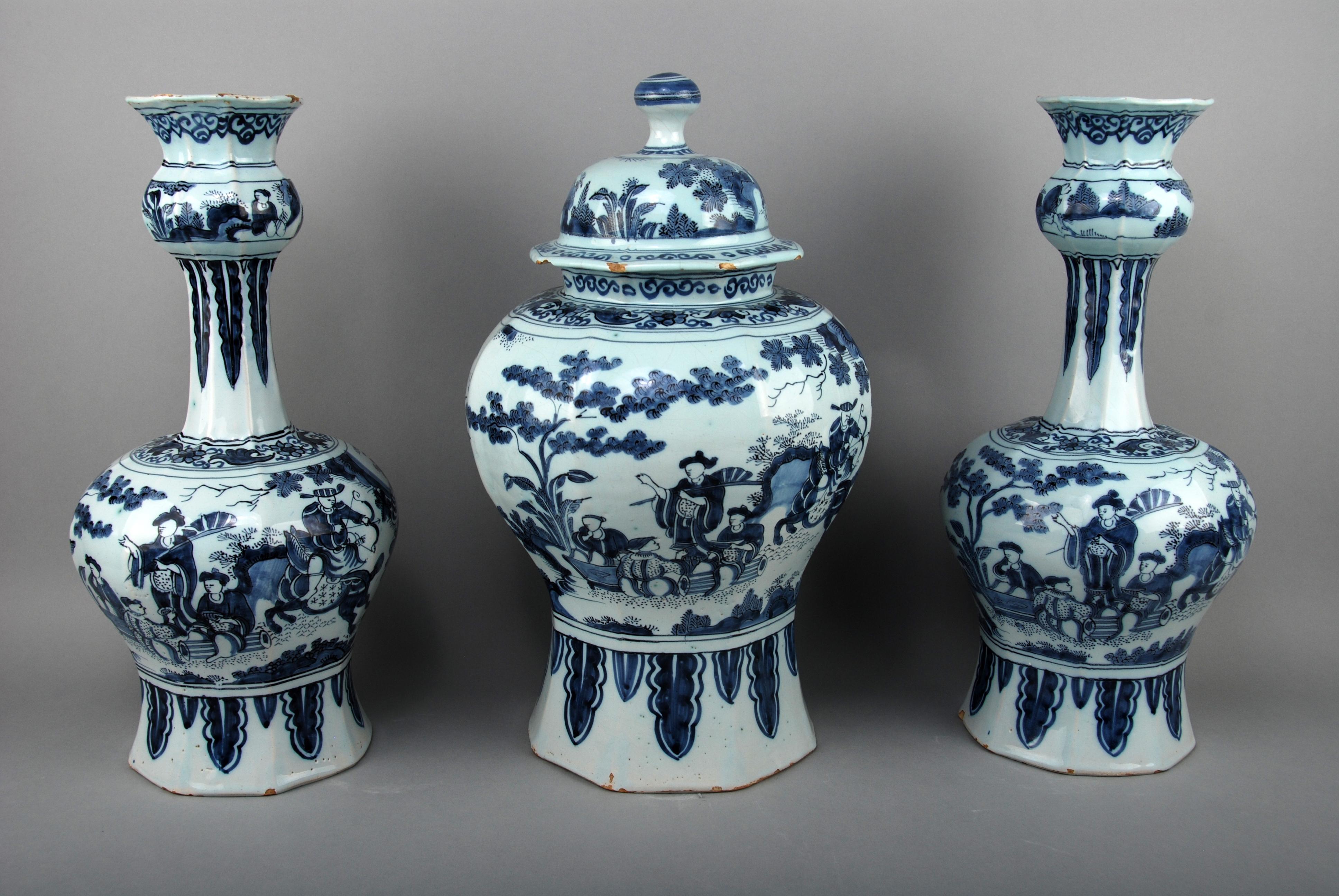 Chinoiseries Importante garniture de trois pièces en faïence de Delft du 17ème siècle de style chinoiserie en vente