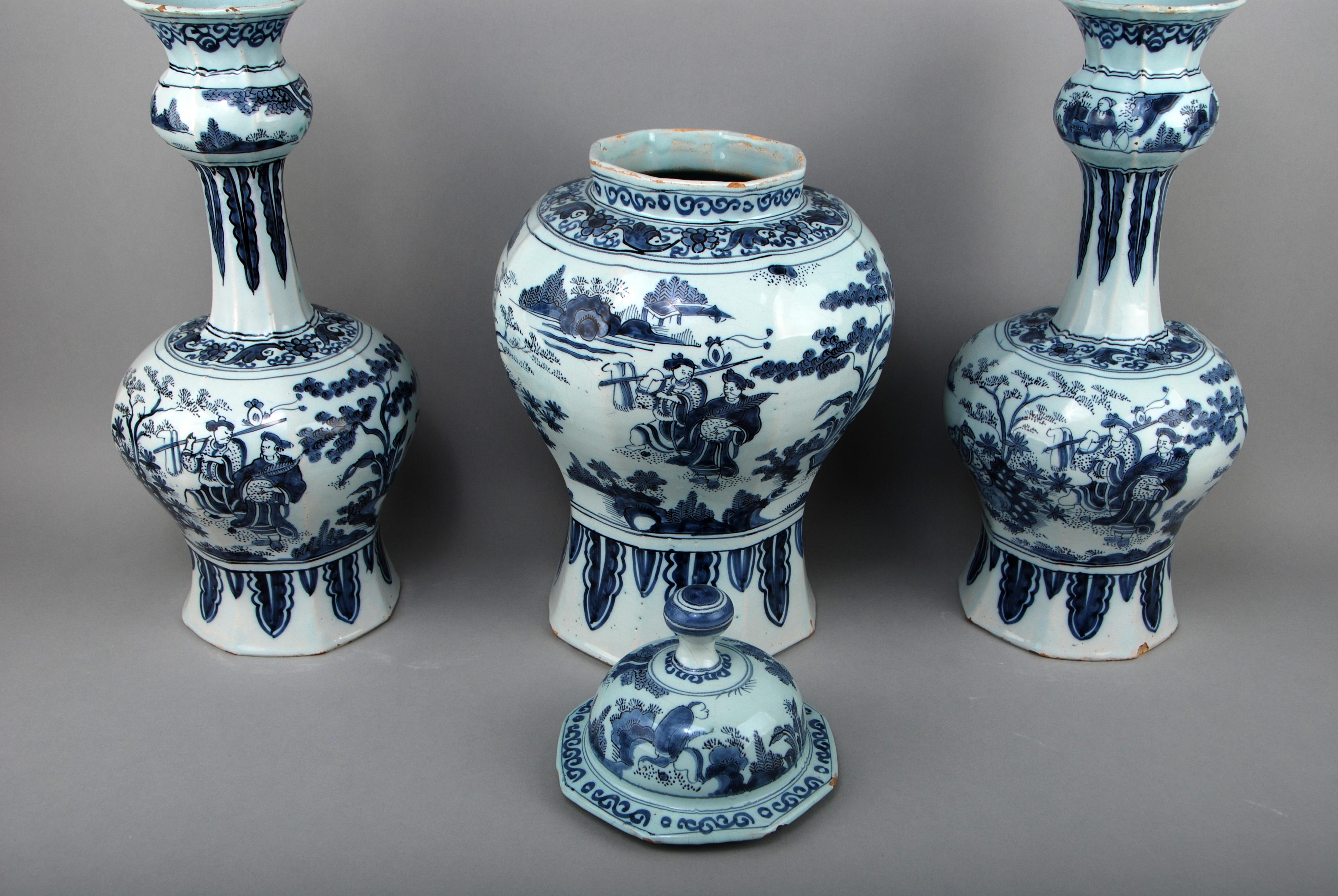 Important 17th Century Delft Chinoiserie Three Piece Garniture In Good Condition For Sale In AMSTERDAM, NH