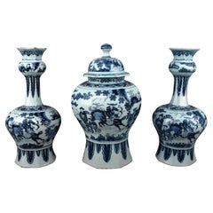 Importante garniture de trois pièces en faïence de Delft du 17ème siècle de style chinoiserie