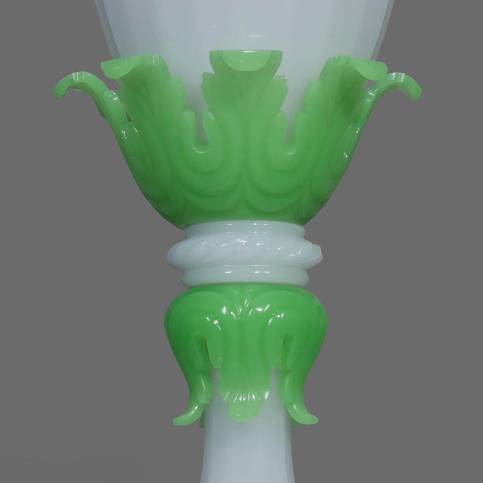 XIX secolo Importante e monumentale vaso opalino in verre di Louis Philippe, 1830 circa in vendita