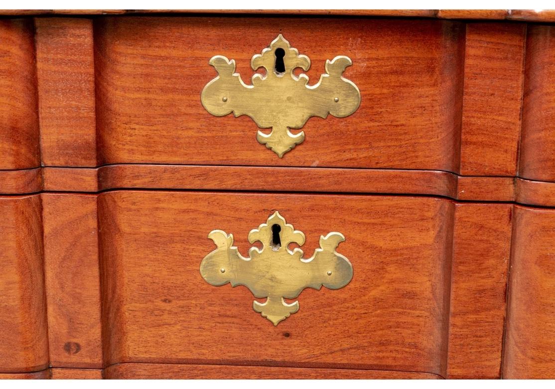 Important Antique Mahogany Block Front Chest of Drawers In Good Condition For Sale In Bridgeport, CT