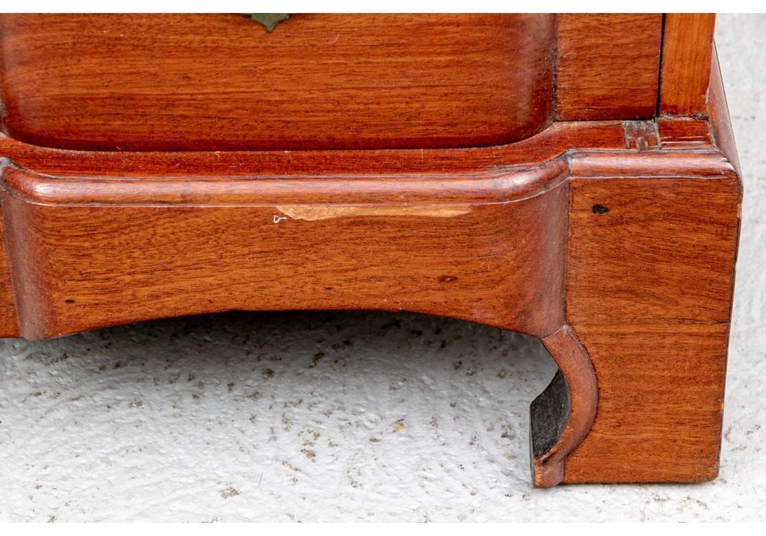 Important Antique Mahogany Block Front Chest of Drawers For Sale 1