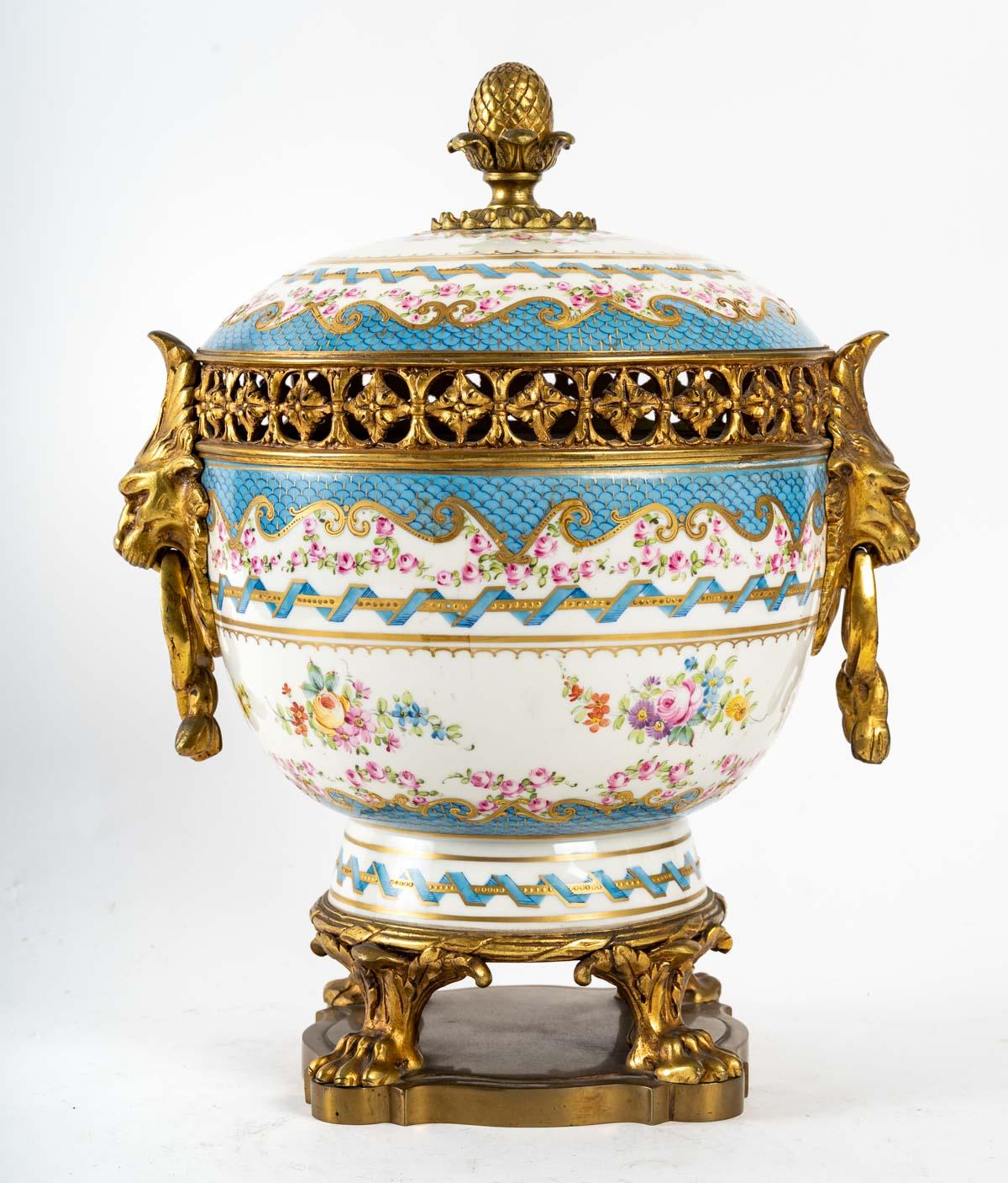 Napoleon III Important Bonbonnière in Porcelain of Paris