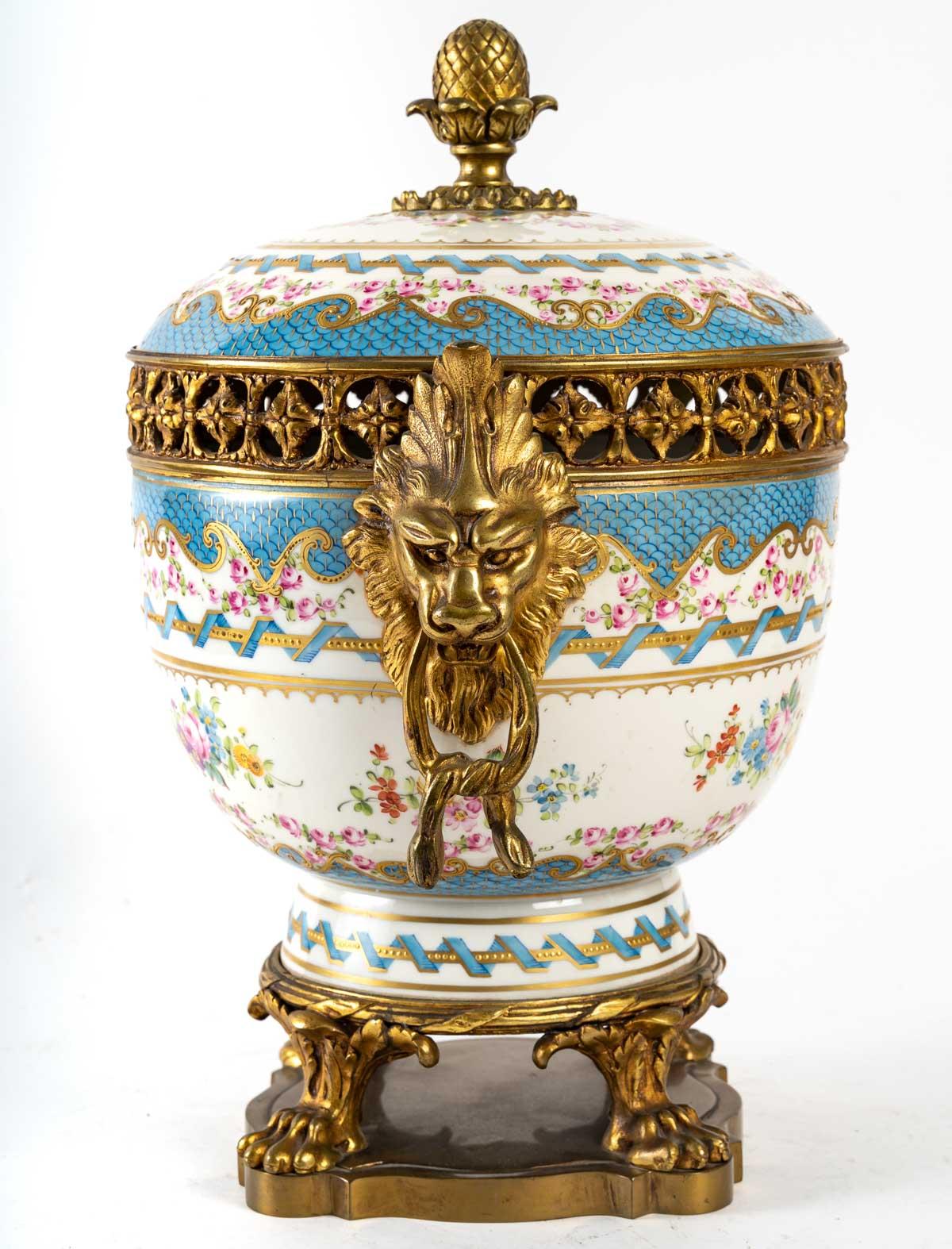 Late 19th Century Important Bonbonnière in Porcelain of Paris