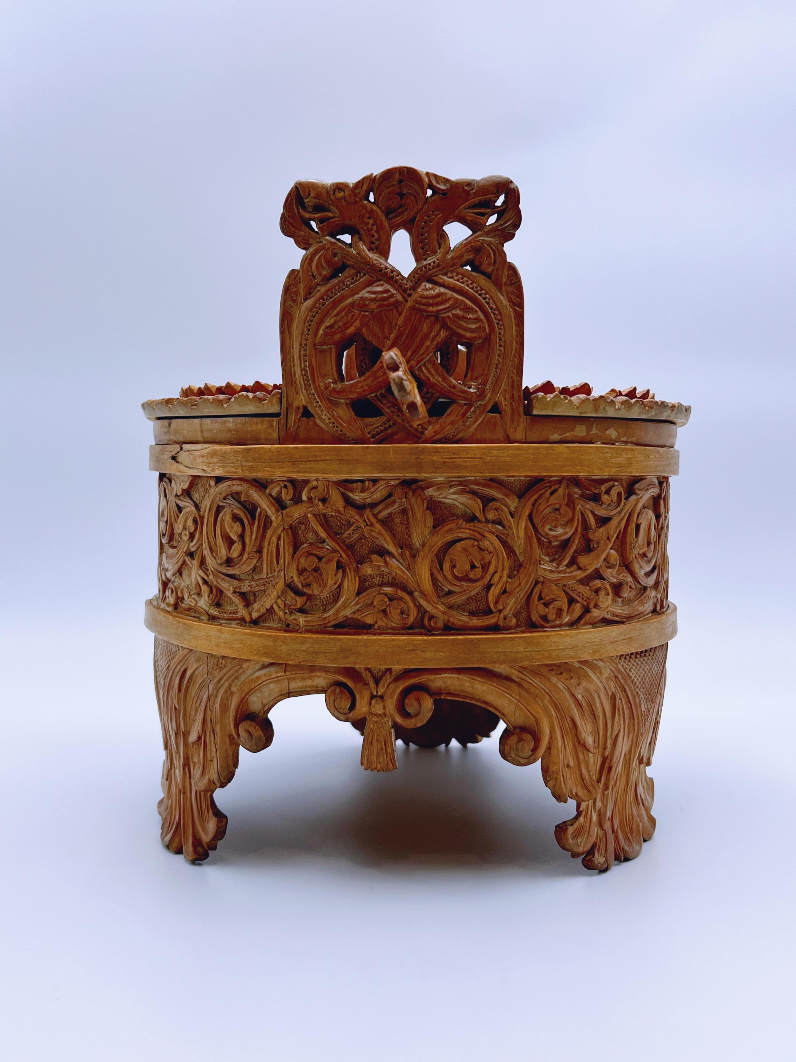 An Important Carved Pine Bucket by Lars Kinsarvik (1846-1925), Norway, c.1900 For Sale 2