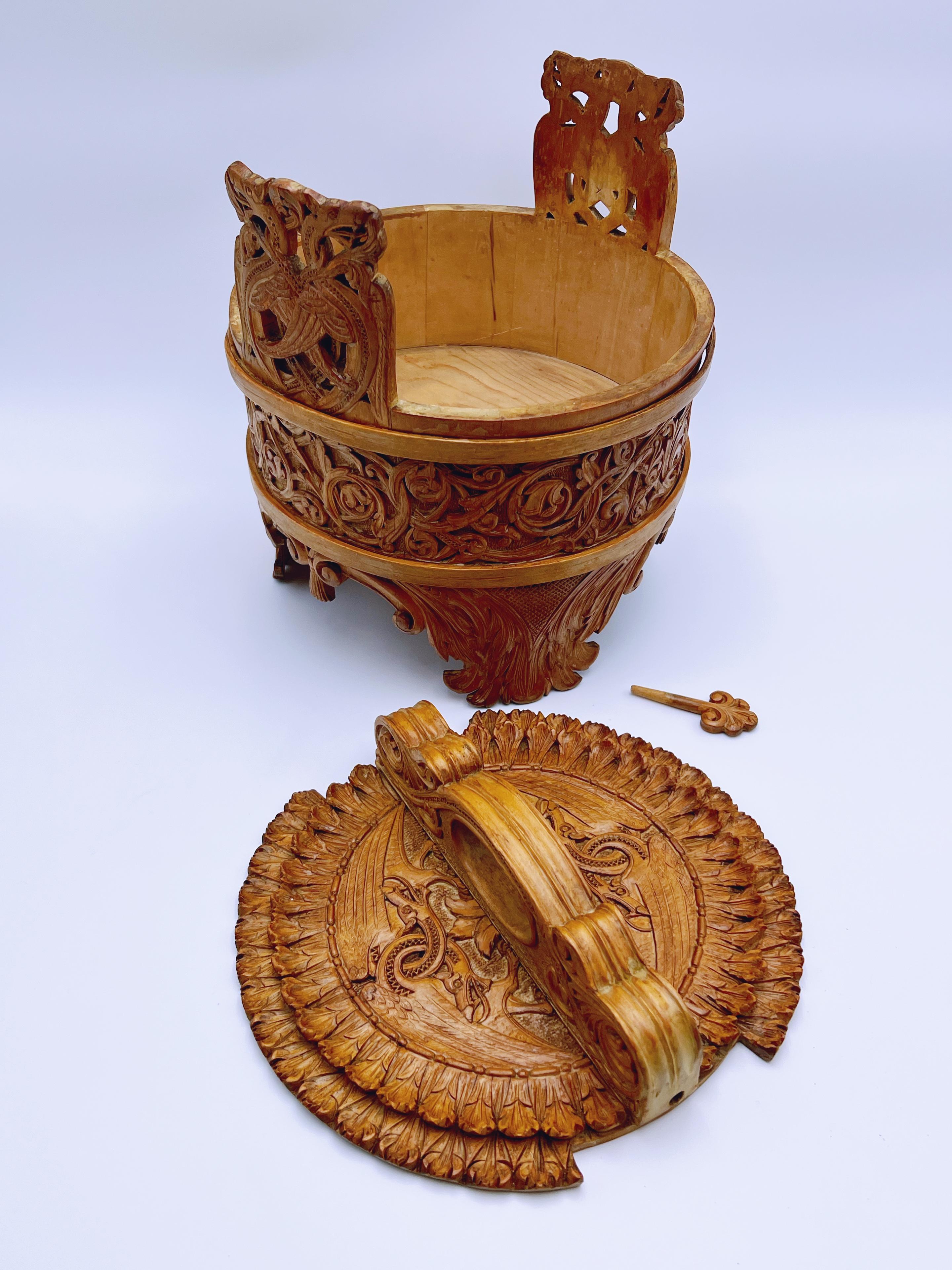 An Important Carved Pine Bucket by Lars Kinsarvik (1846-1925), Norway, c.1900 For Sale 3