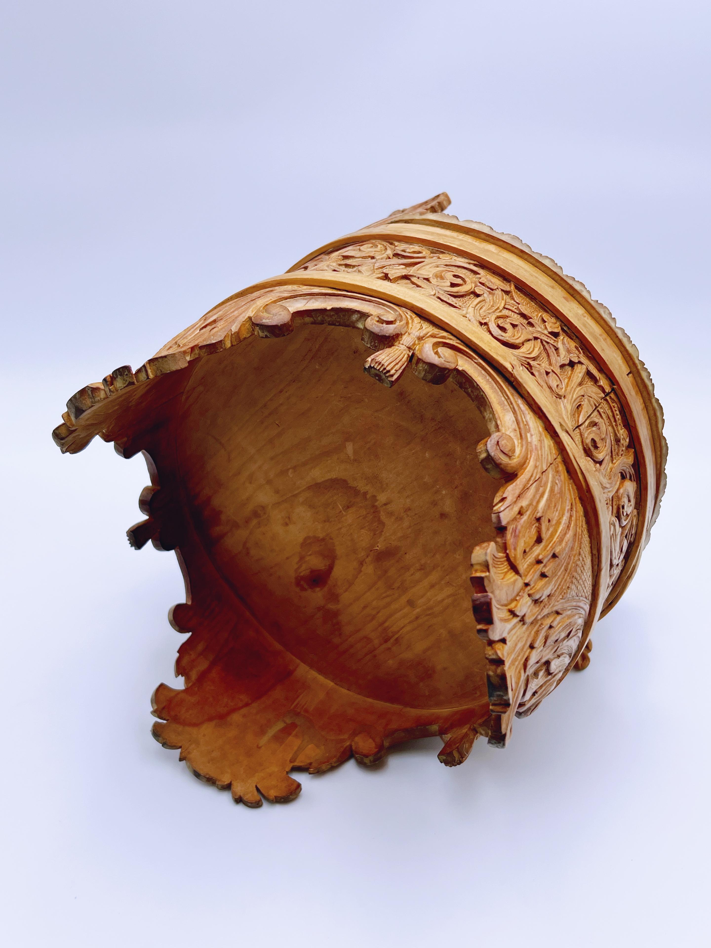 An Important Carved Pine Bucket by Lars Kinsarvik (1846-1925), Norway, c.1900 For Sale 4