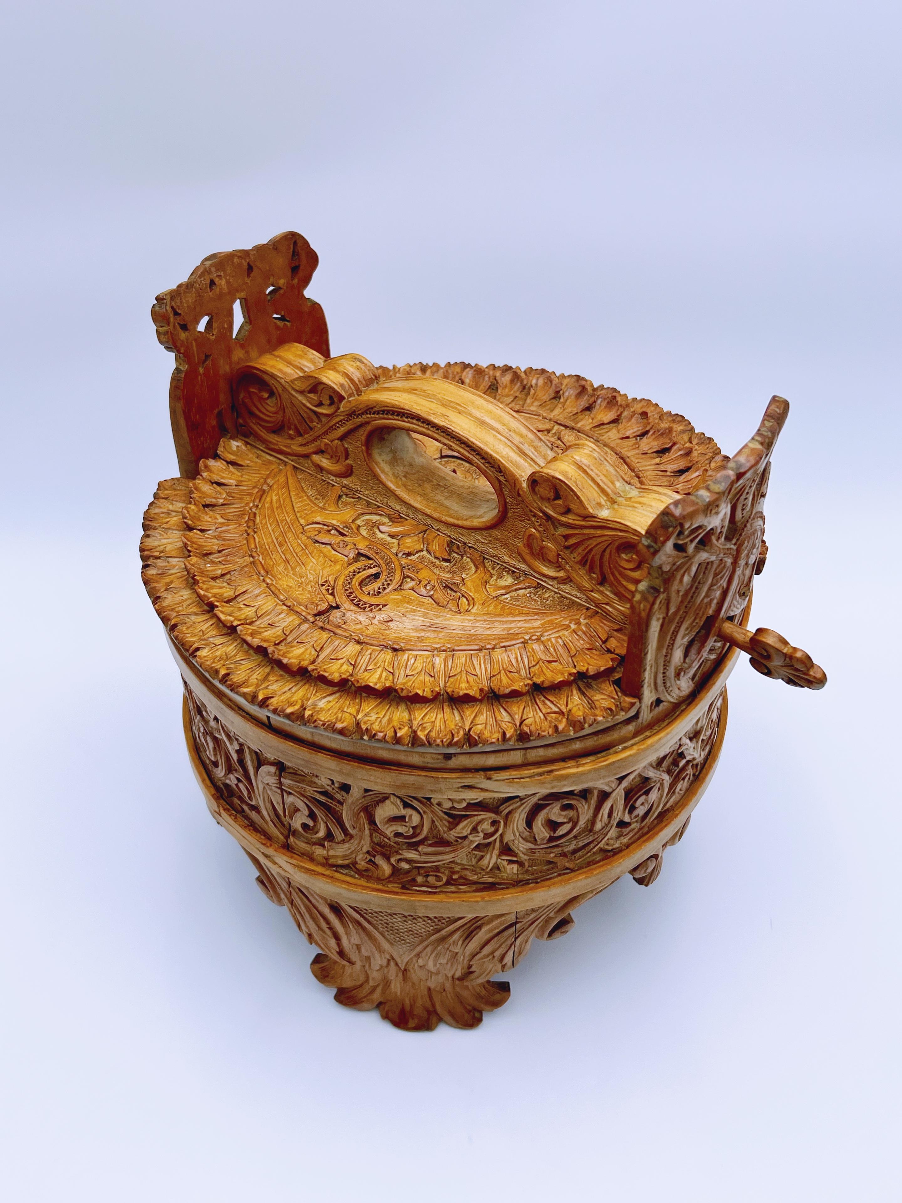 An Important Carved Pine Bucket by Lars Kinsarvik (1846-1925), Norway, c.1900 For Sale 5