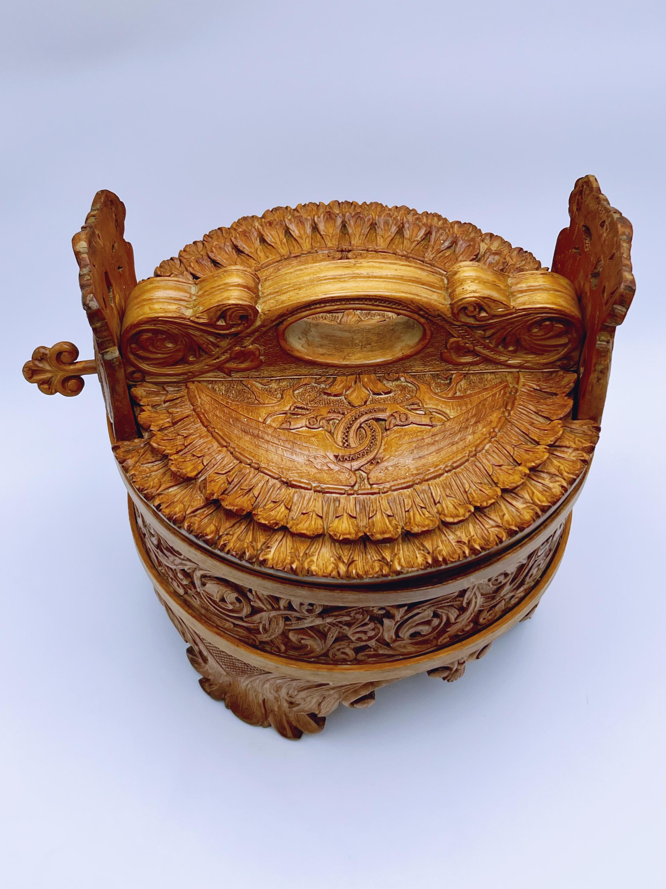 An Important Carved Pine Bucket by Lars Kinsarvik (1846-1925), Norway, c.1900 For Sale 6