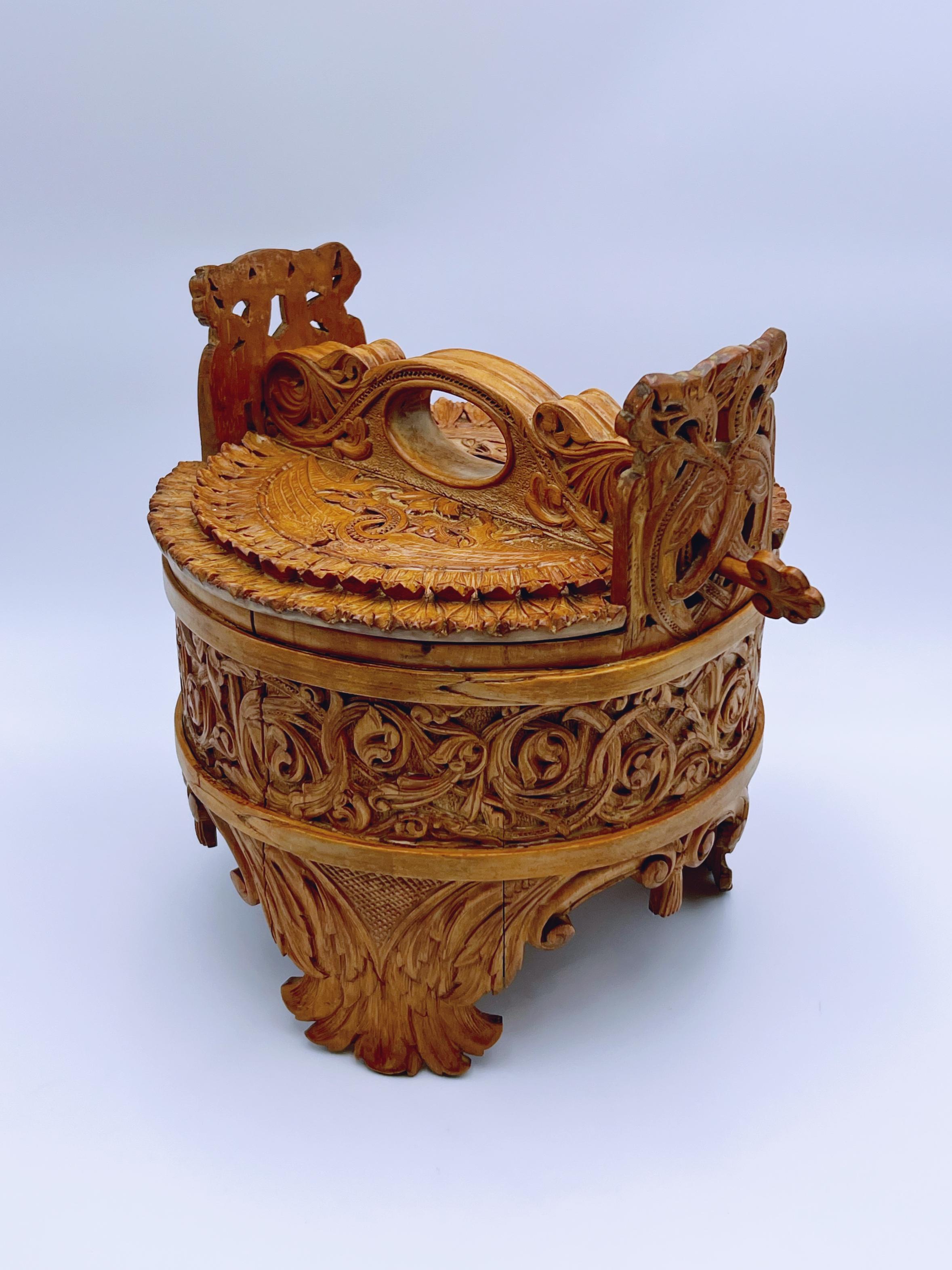 An Important Carved Pine Bucket by Lars Kinsarvik (1846-1925), Norway, c.1900 For Sale 7