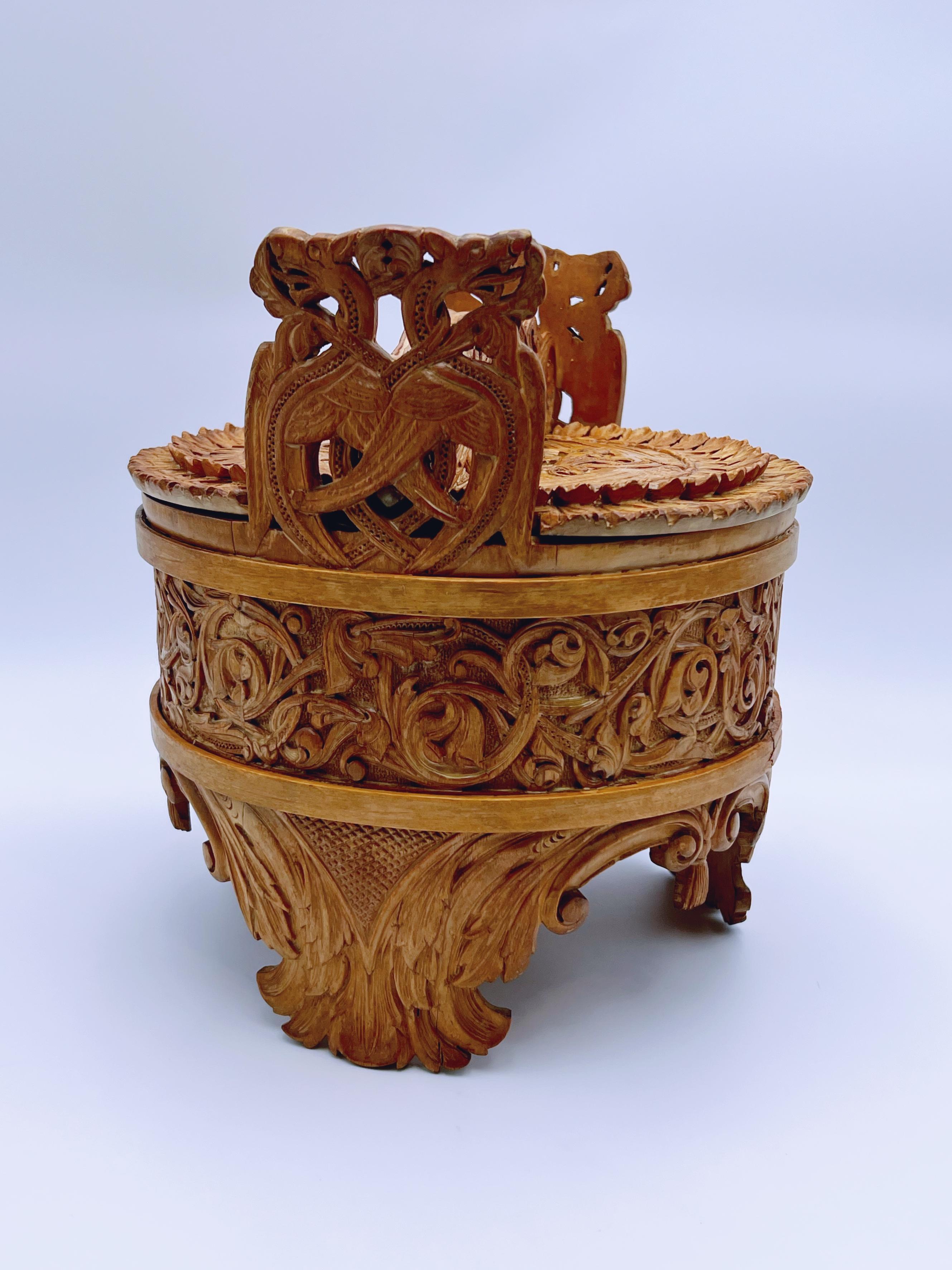 An Important Carved Pine Bucket by Lars Kinsarvik (1846-1925), Norway, c.1900 For Sale 8