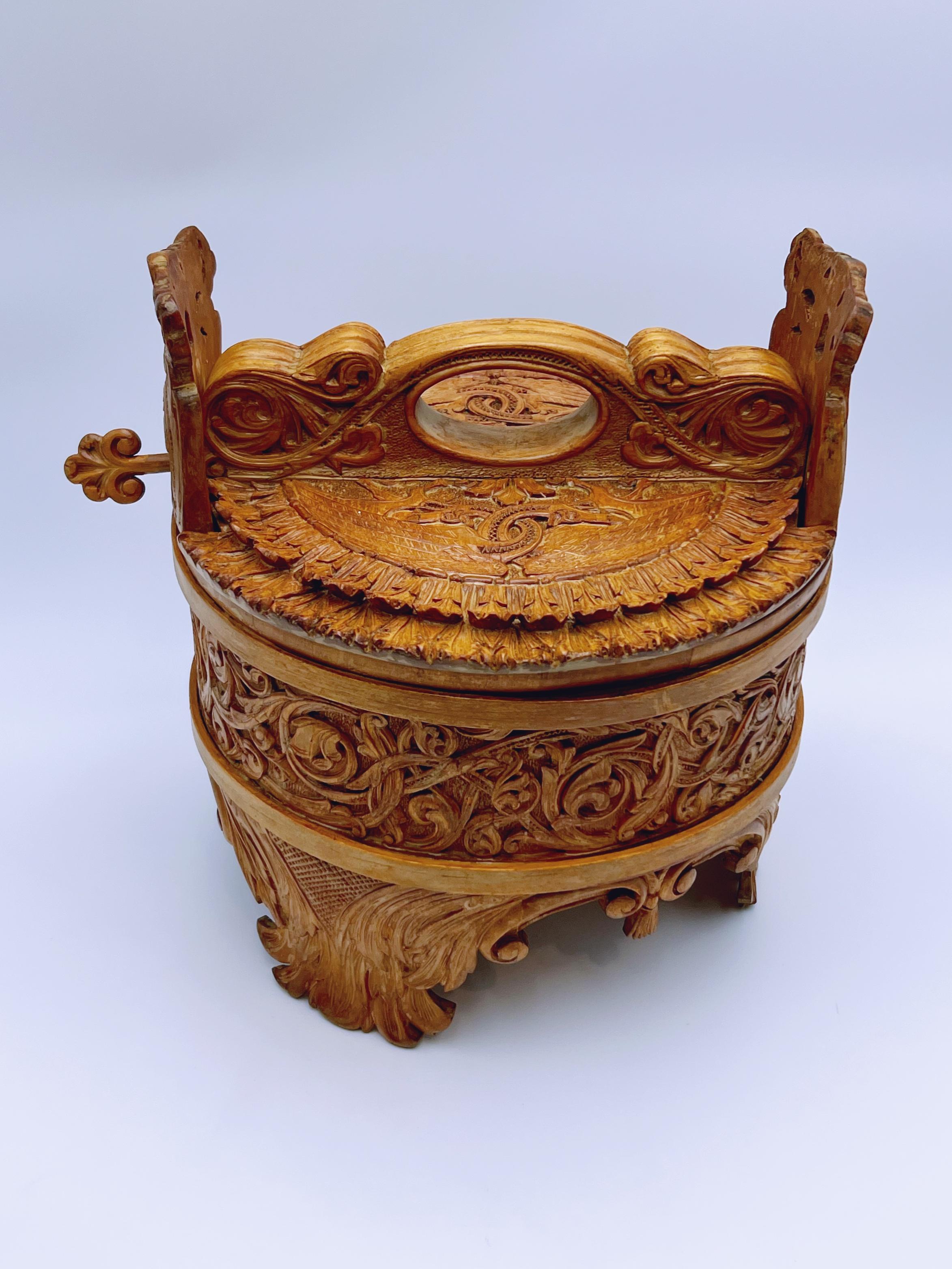 An Important Carved Pine Bucket by Lars Kinsarvik (1846-1925), Norway, c.1900 For Sale 9