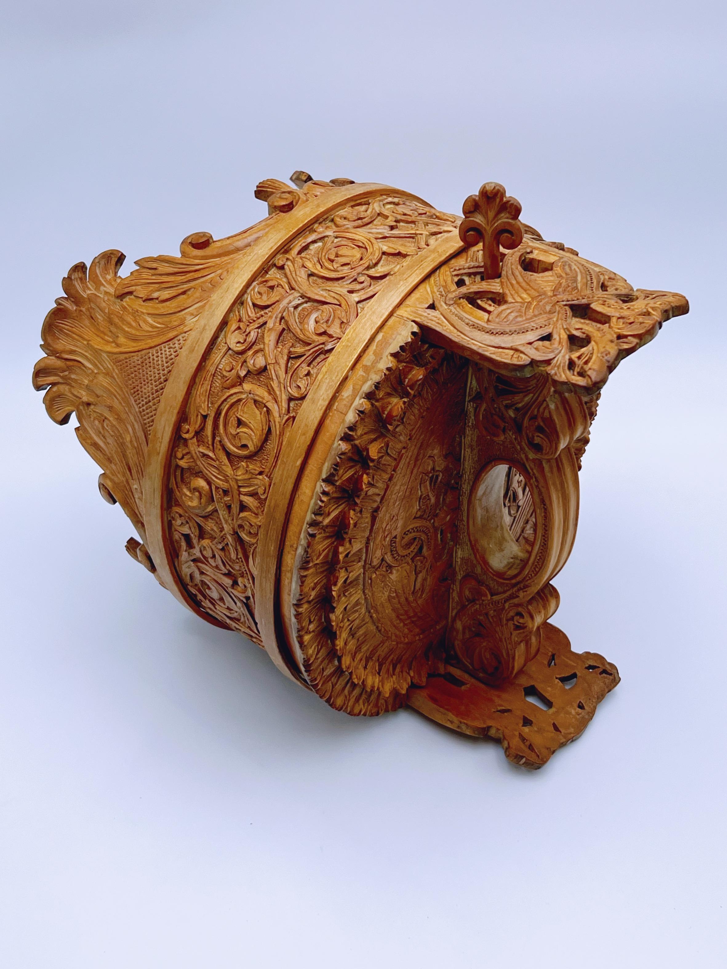 An Important Carved Pine Bucket by Lars Kinsarvik (1846-1925), Norway, c.1900 In Good Condition For Sale In Skien, NO
