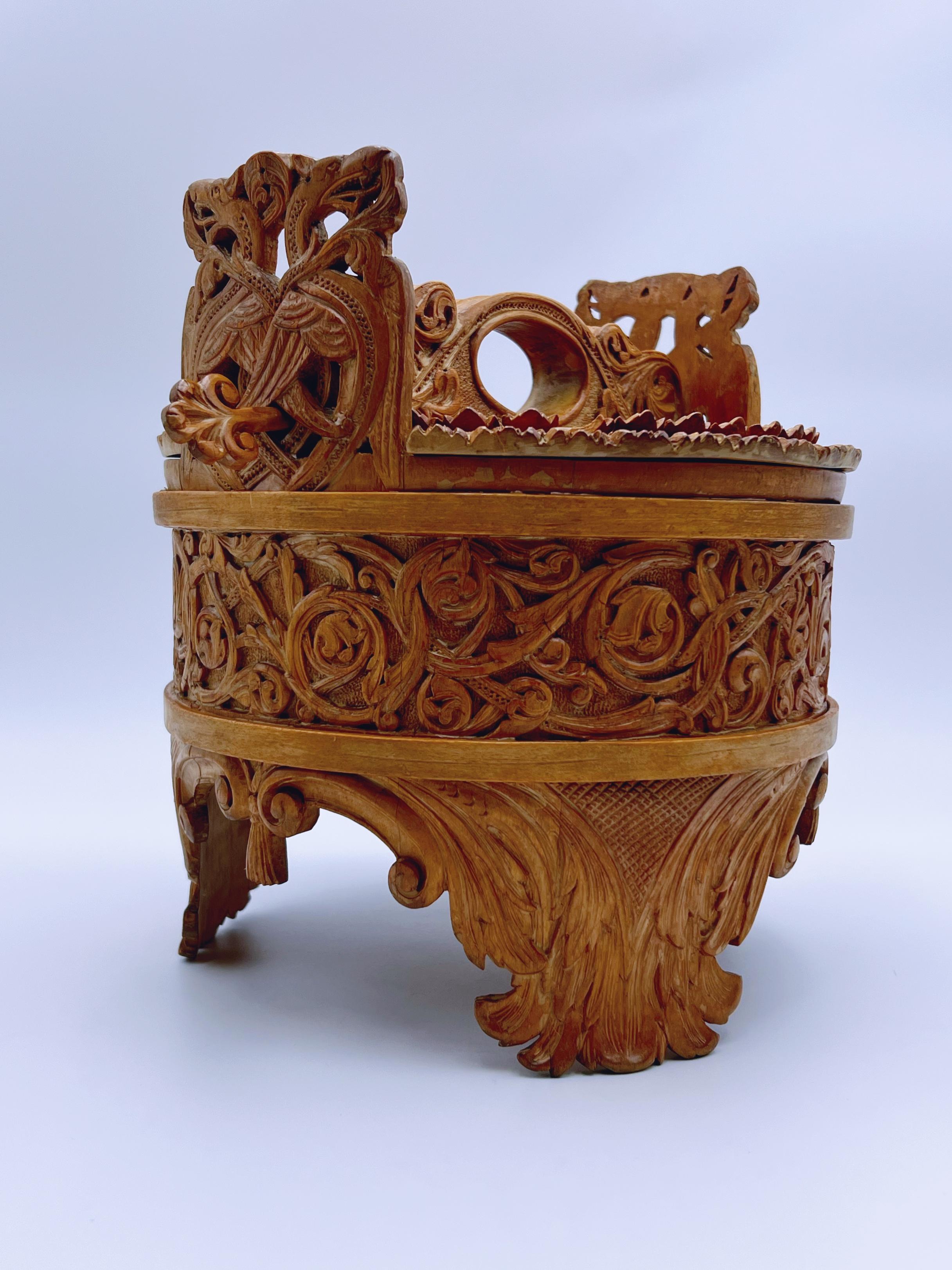 An Important Carved Pine Bucket by Lars Kinsarvik (1846-1925), Norway, c.1900 For Sale 1