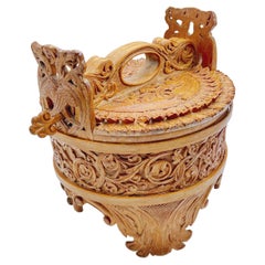 Important seau en pin sculpté de Lars Kinsarvik (1846-1925), Norvège, vers 1900