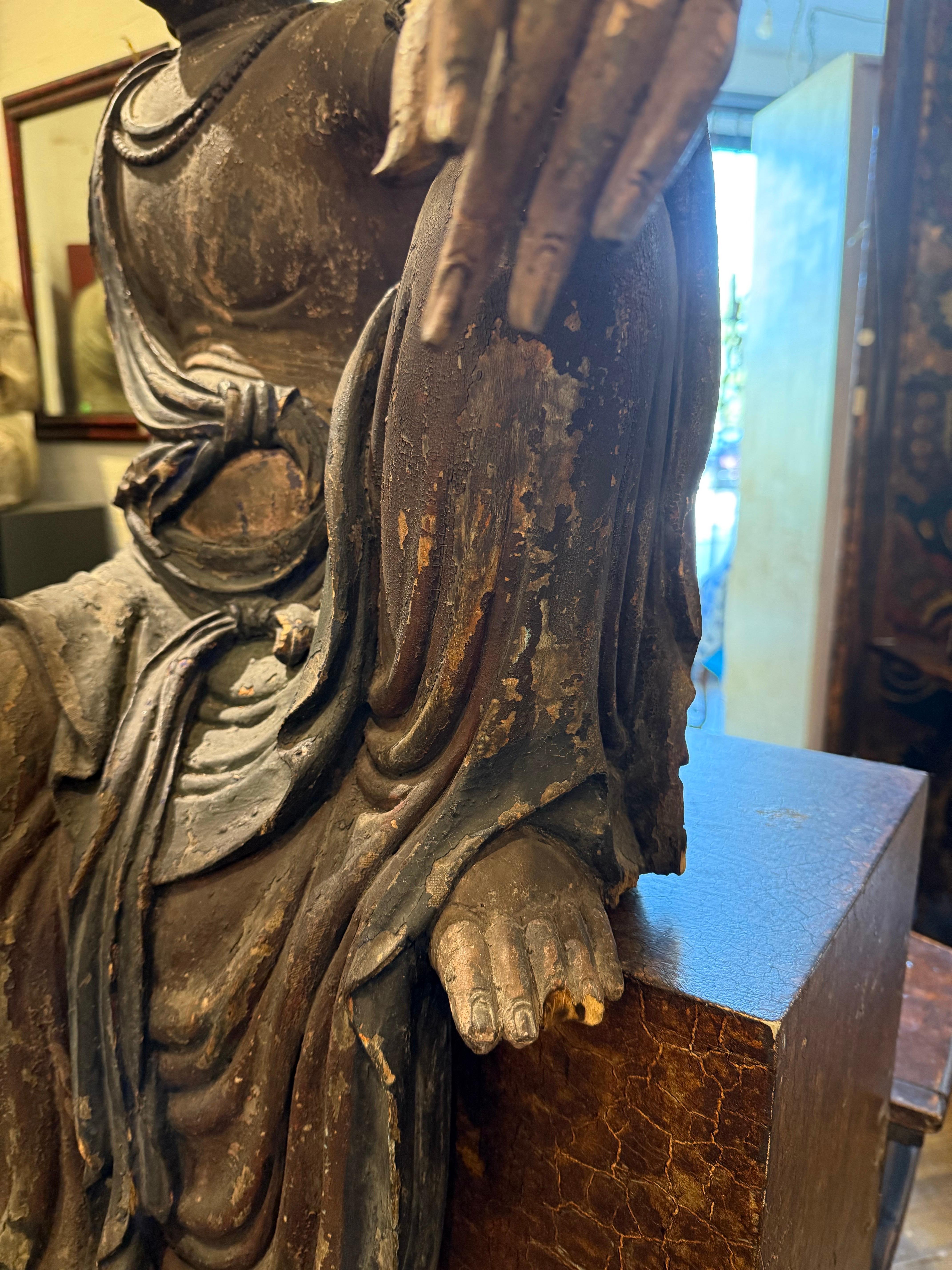 Importante figurine chinoise en bois sculpté représentant Guanyin, dynastie Ming, XVIIe siècle en vente 2