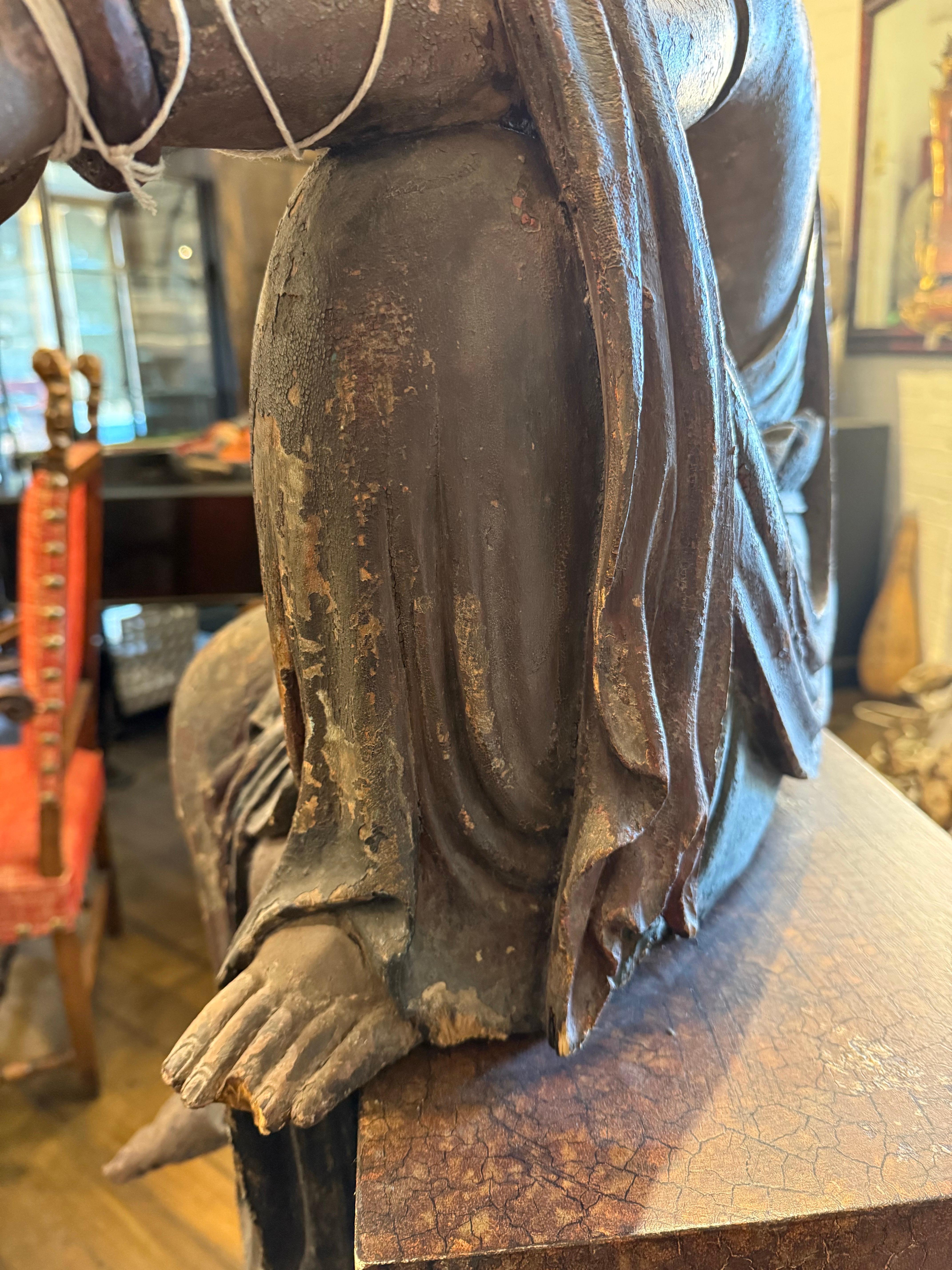Importante figurine chinoise en bois sculpté représentant Guanyin, dynastie Ming, XVIIe siècle en vente 3