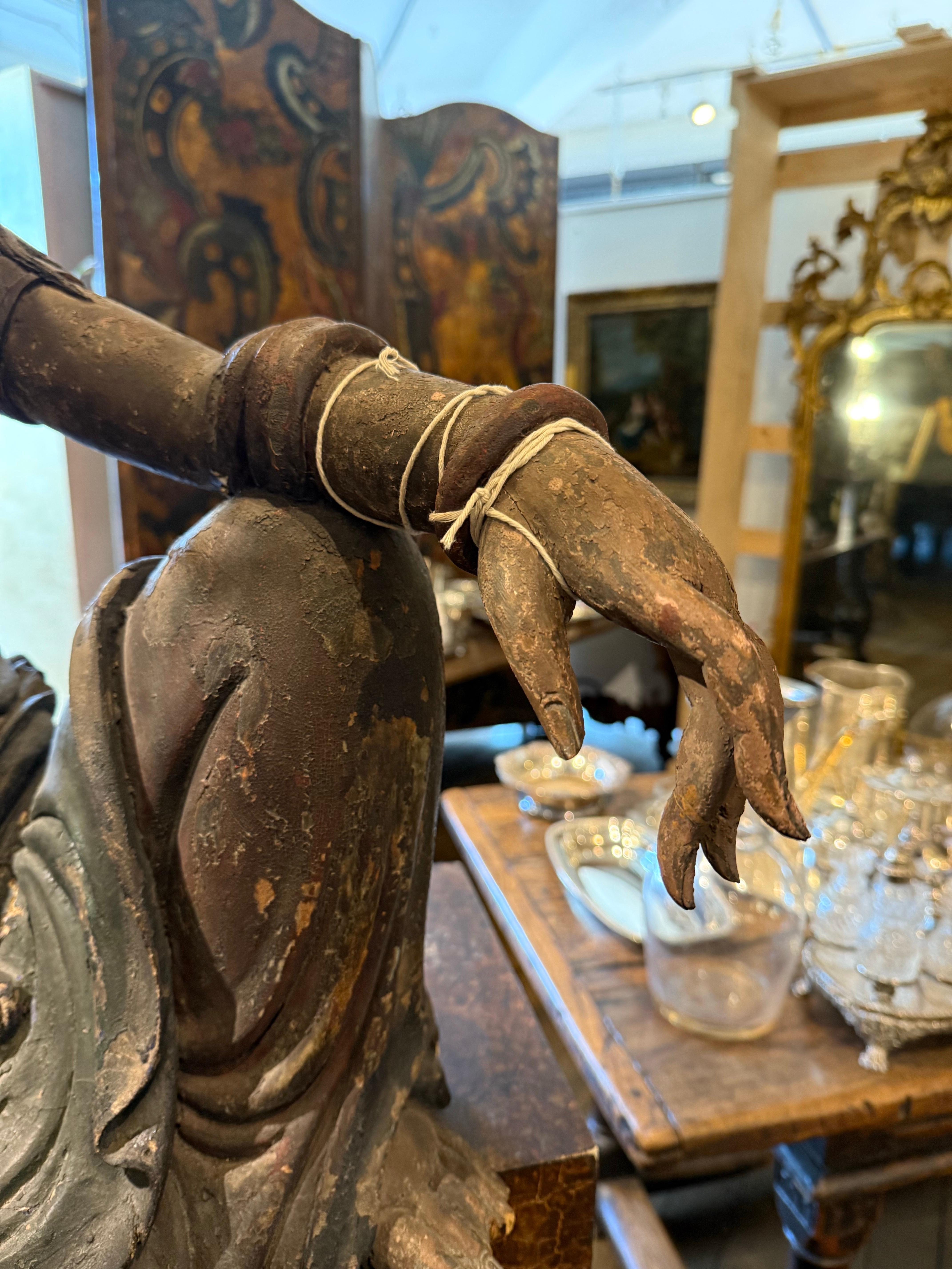 Importante figurine chinoise en bois sculpté représentant Guanyin, dynastie Ming, XVIIe siècle en vente 4