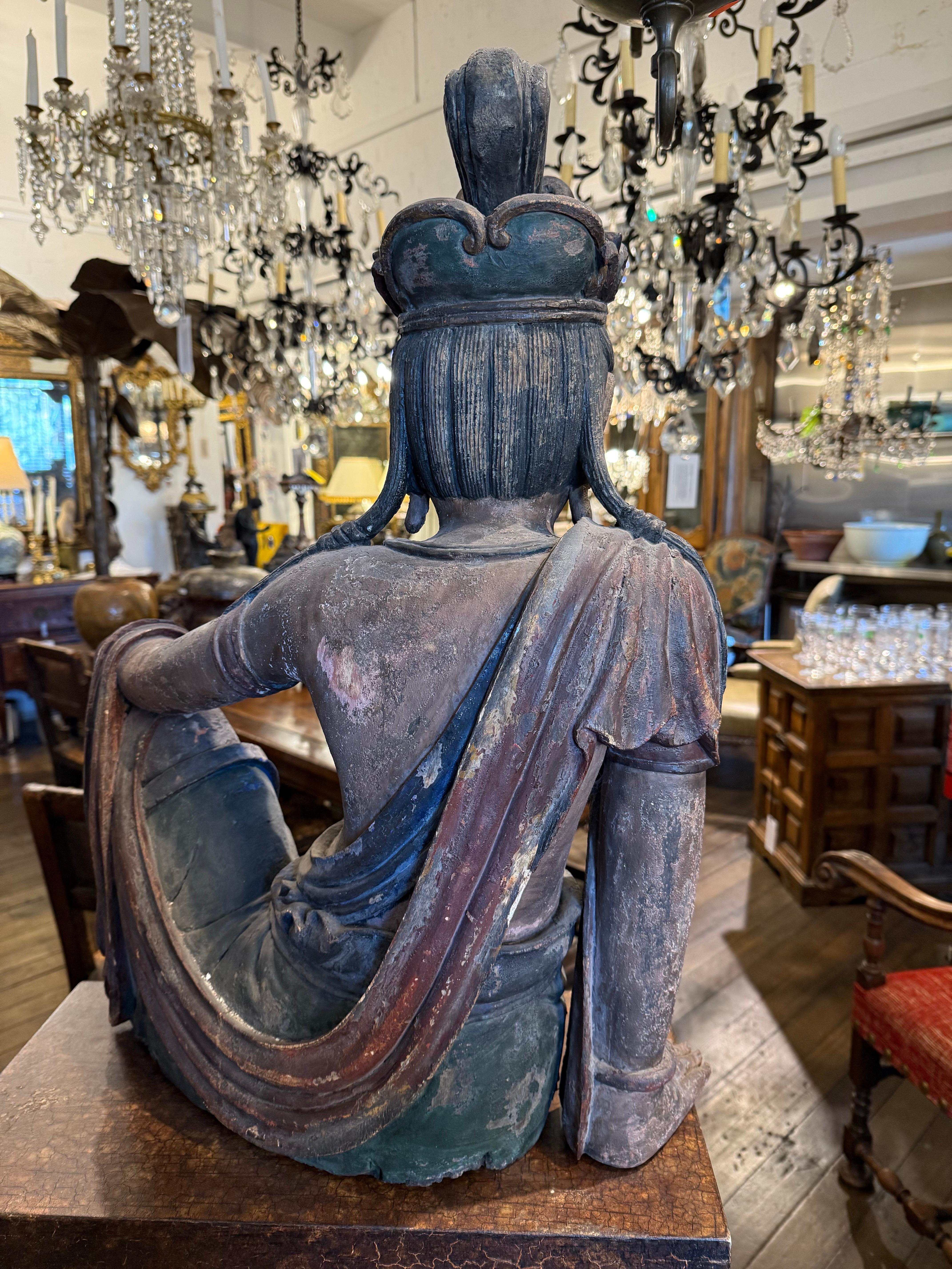Importante figurine chinoise en bois sculpté représentant Guanyin, dynastie Ming, XVIIe siècle en vente 6