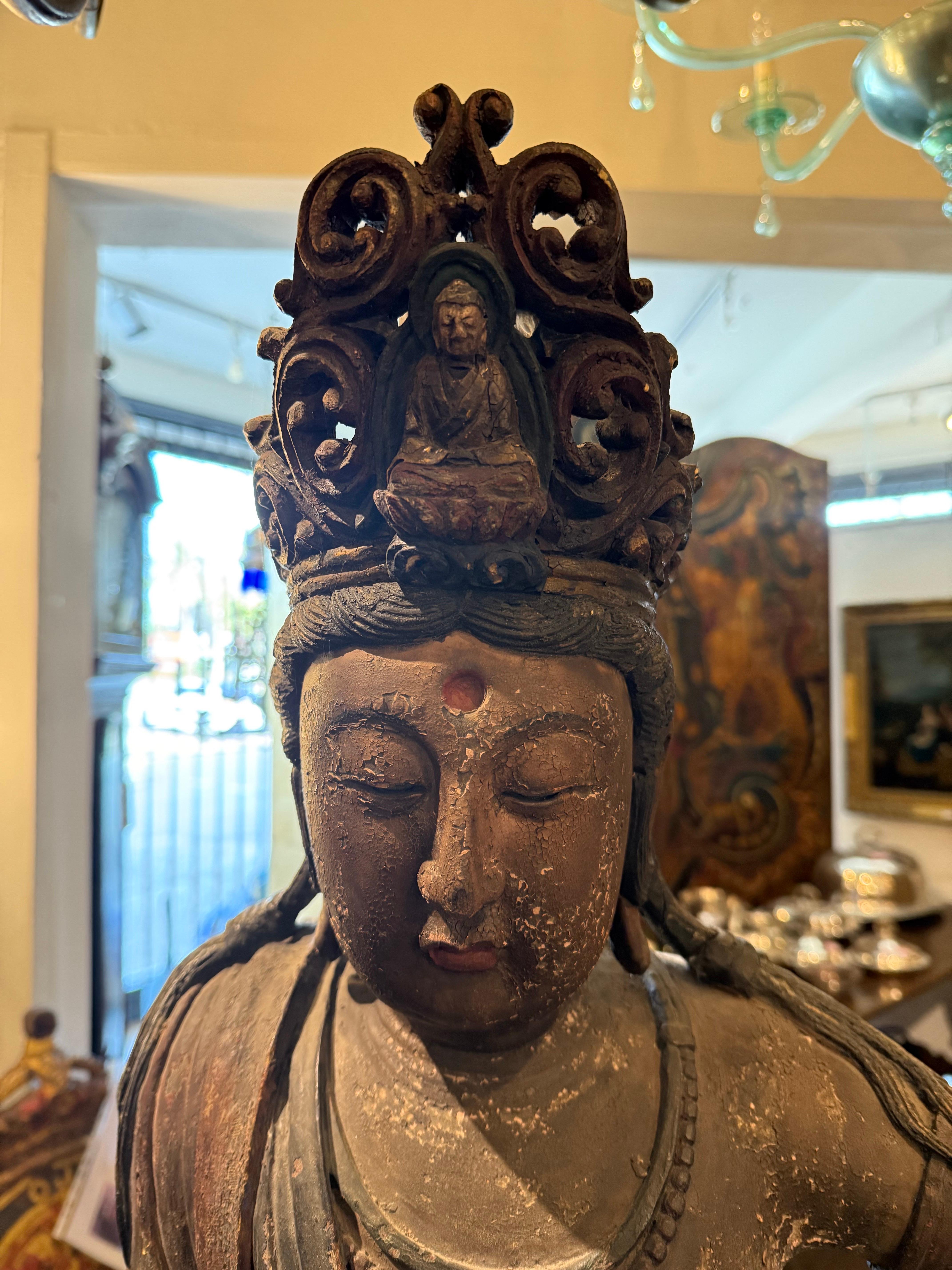 Importante figurine chinoise en bois sculpté représentant Guanyin, dynastie Ming, XVIIe siècle

Description :
Une représentation digne du bodhisattva, resplendissante avec des pigments bleu-noir détaillant les cheveux et les zones du 