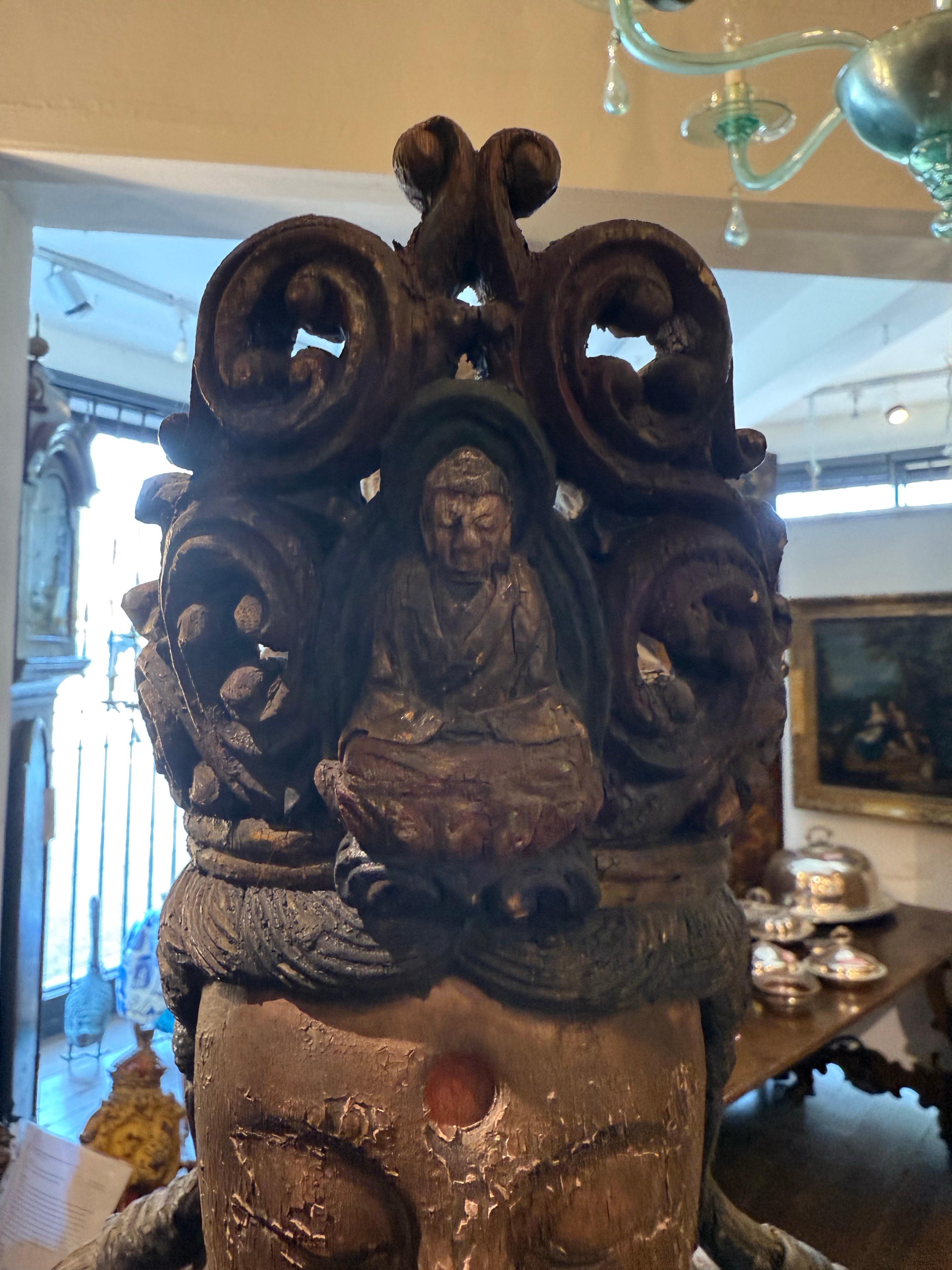 Qing Importante figurine chinoise en bois sculpté représentant Guanyin, dynastie Ming, XVIIe siècle en vente