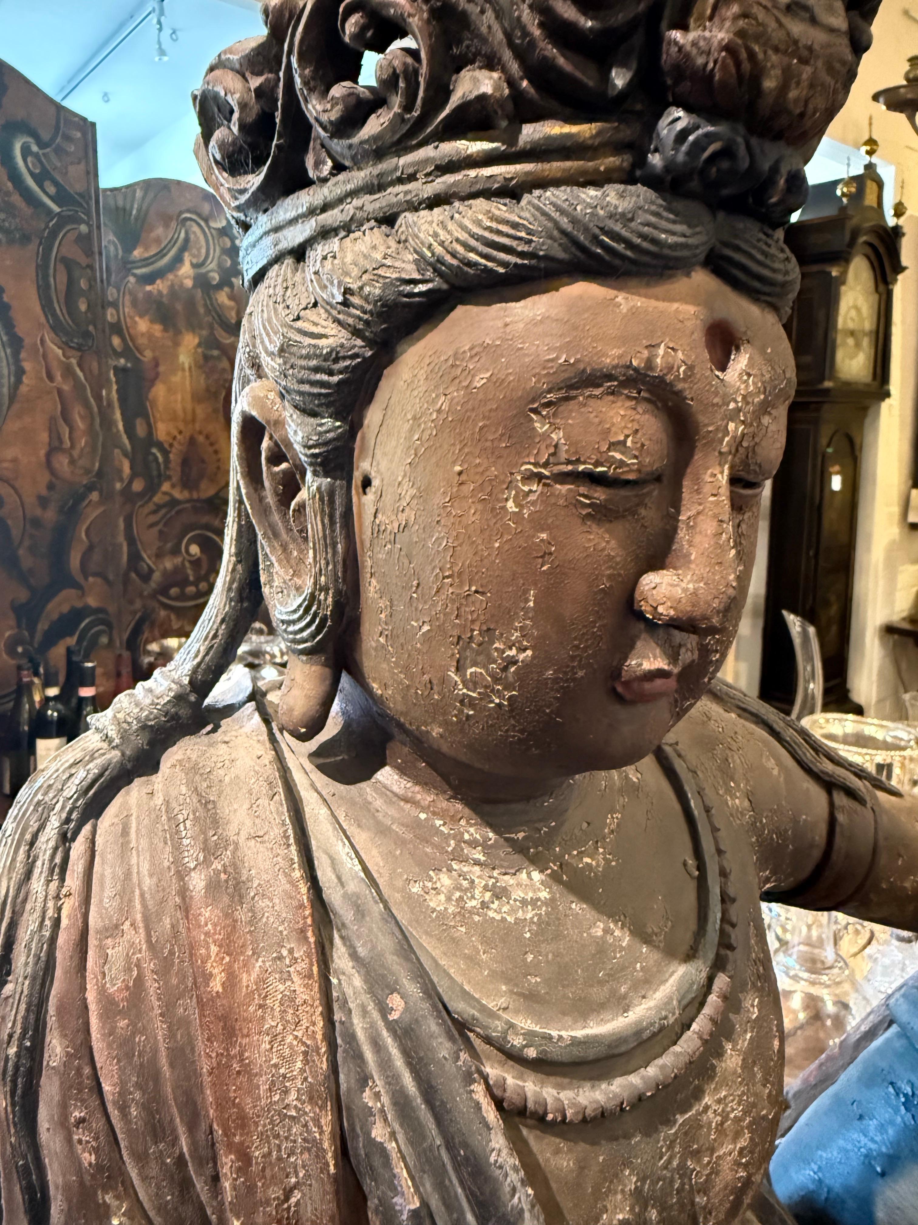 Chinois Importante figurine chinoise en bois sculpté représentant Guanyin, dynastie Ming, XVIIe siècle en vente