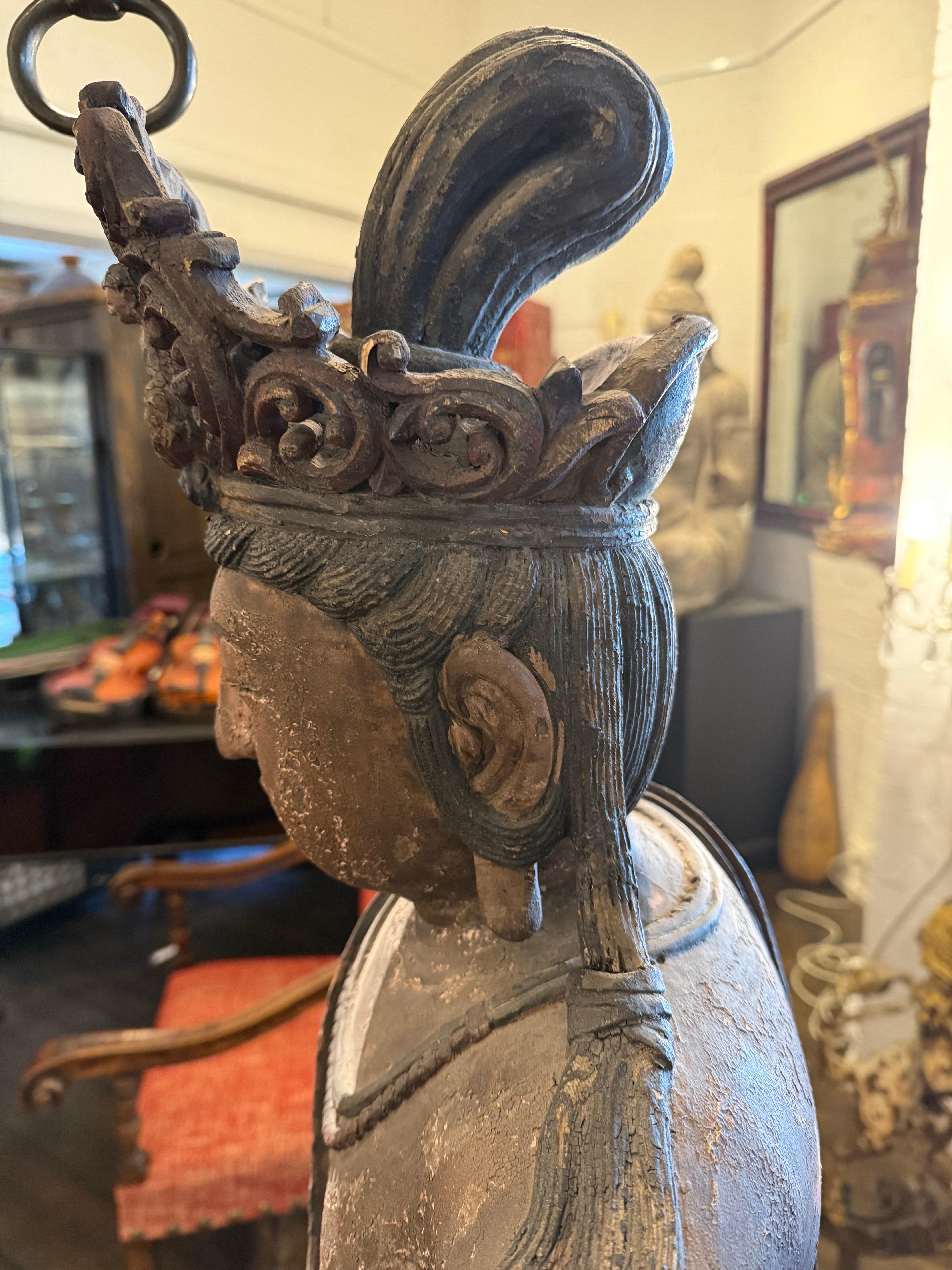 Sculpté à la main Importante figurine chinoise en bois sculpté représentant Guanyin, dynastie Ming, XVIIe siècle en vente