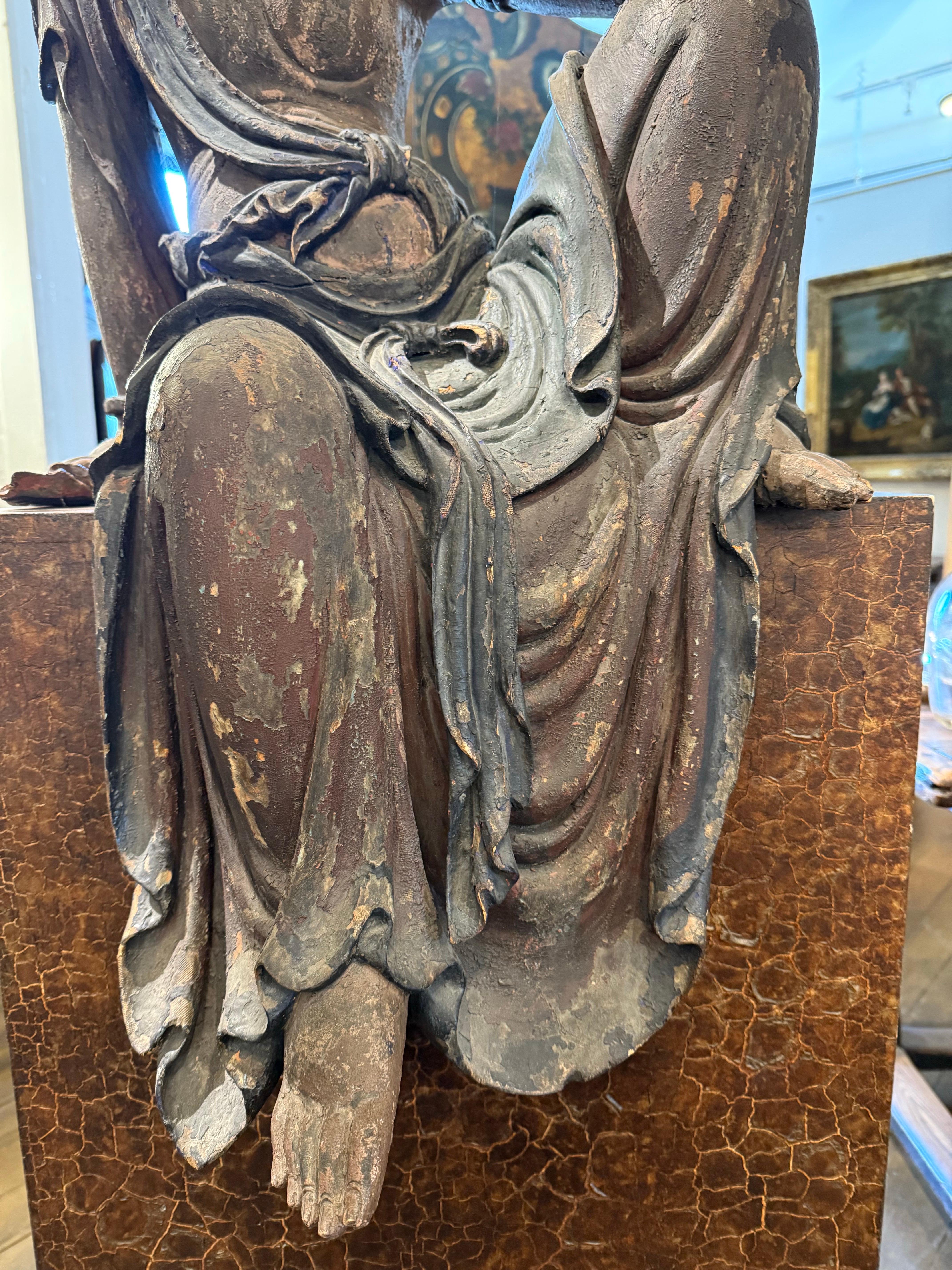 Bois Importante figurine chinoise en bois sculpté représentant Guanyin, dynastie Ming, XVIIe siècle en vente