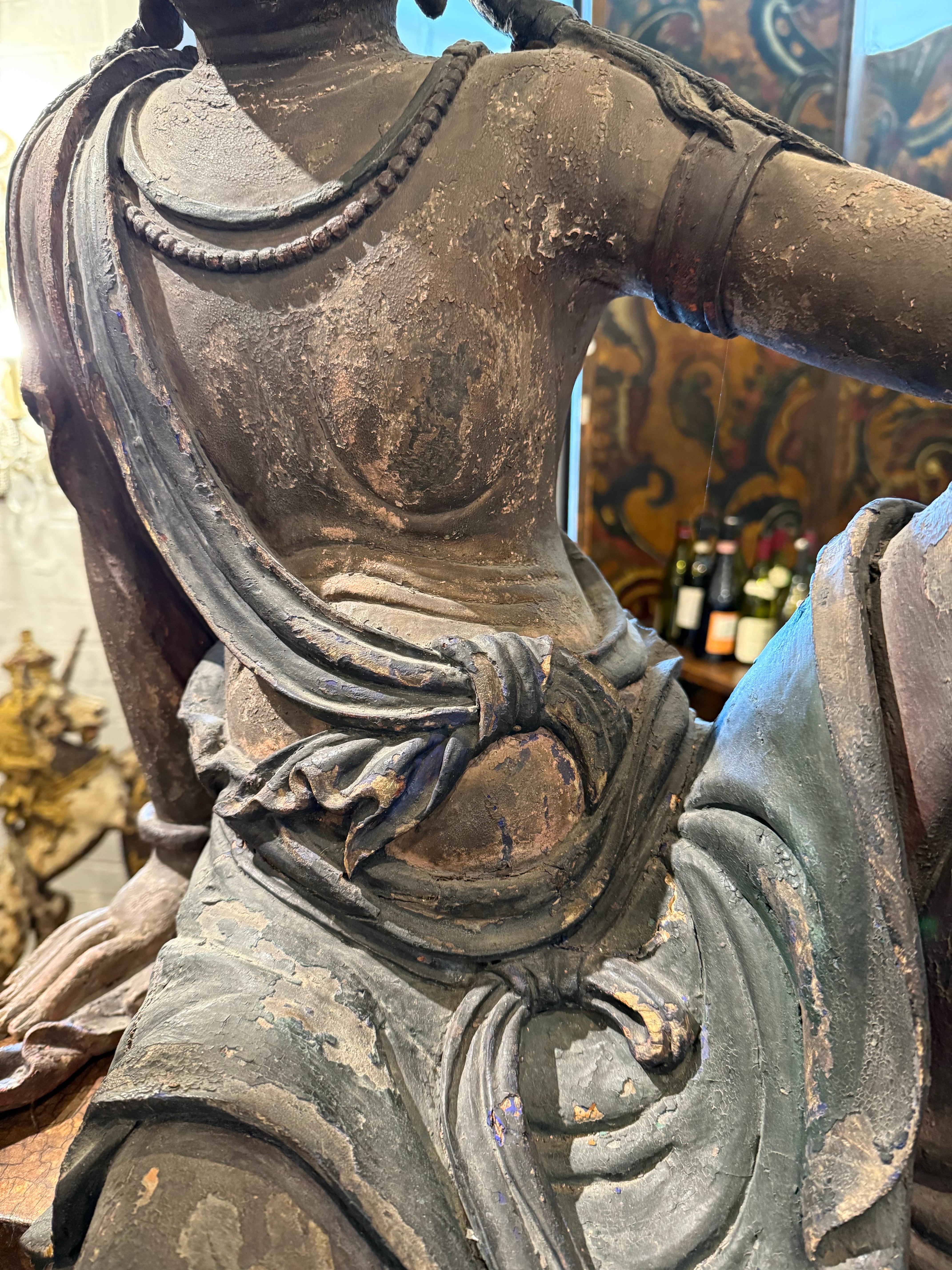 Importante figurine chinoise en bois sculpté représentant Guanyin, dynastie Ming, XVIIe siècle en vente 1
