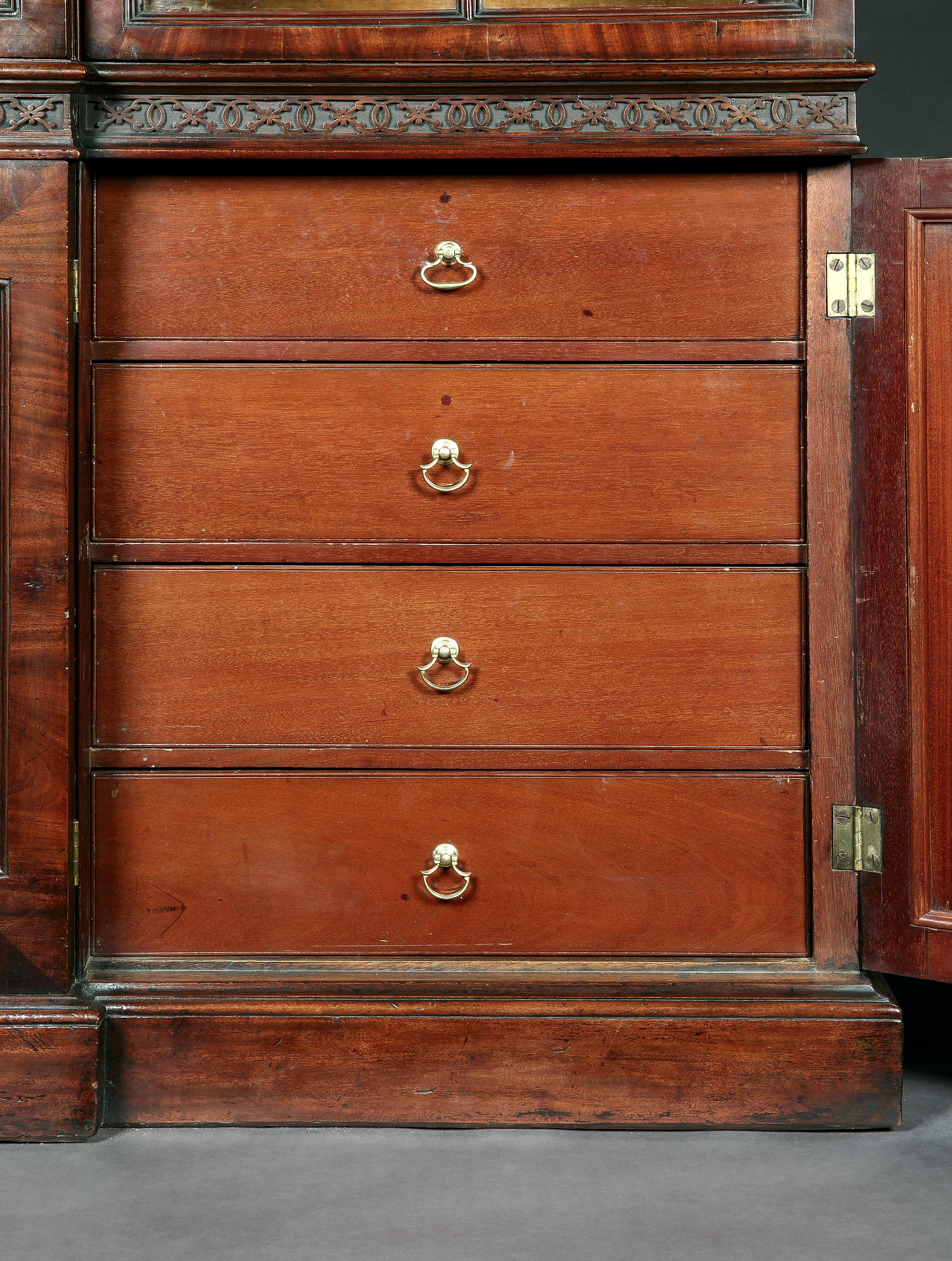 Important Chippendale Period Brown Mahogany Breakfront Bookcase In Good Condition In Dublin, GB