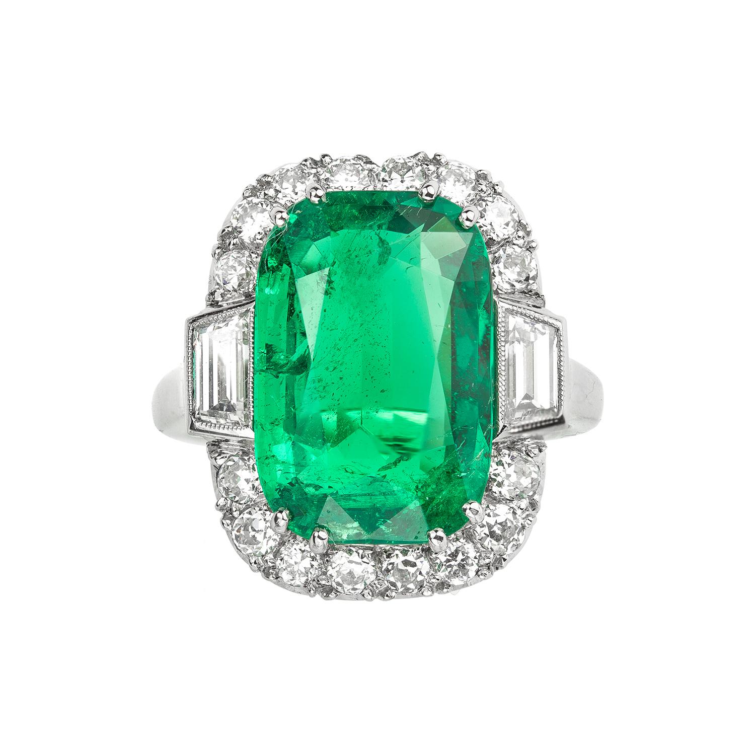 Art Déco Un importante anello a grappolo di smeraldi e diamanti colombiani in vendita