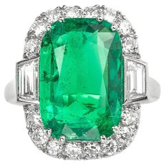 Un importante anillo colombiano de esmeraldas y diamantes en racimo