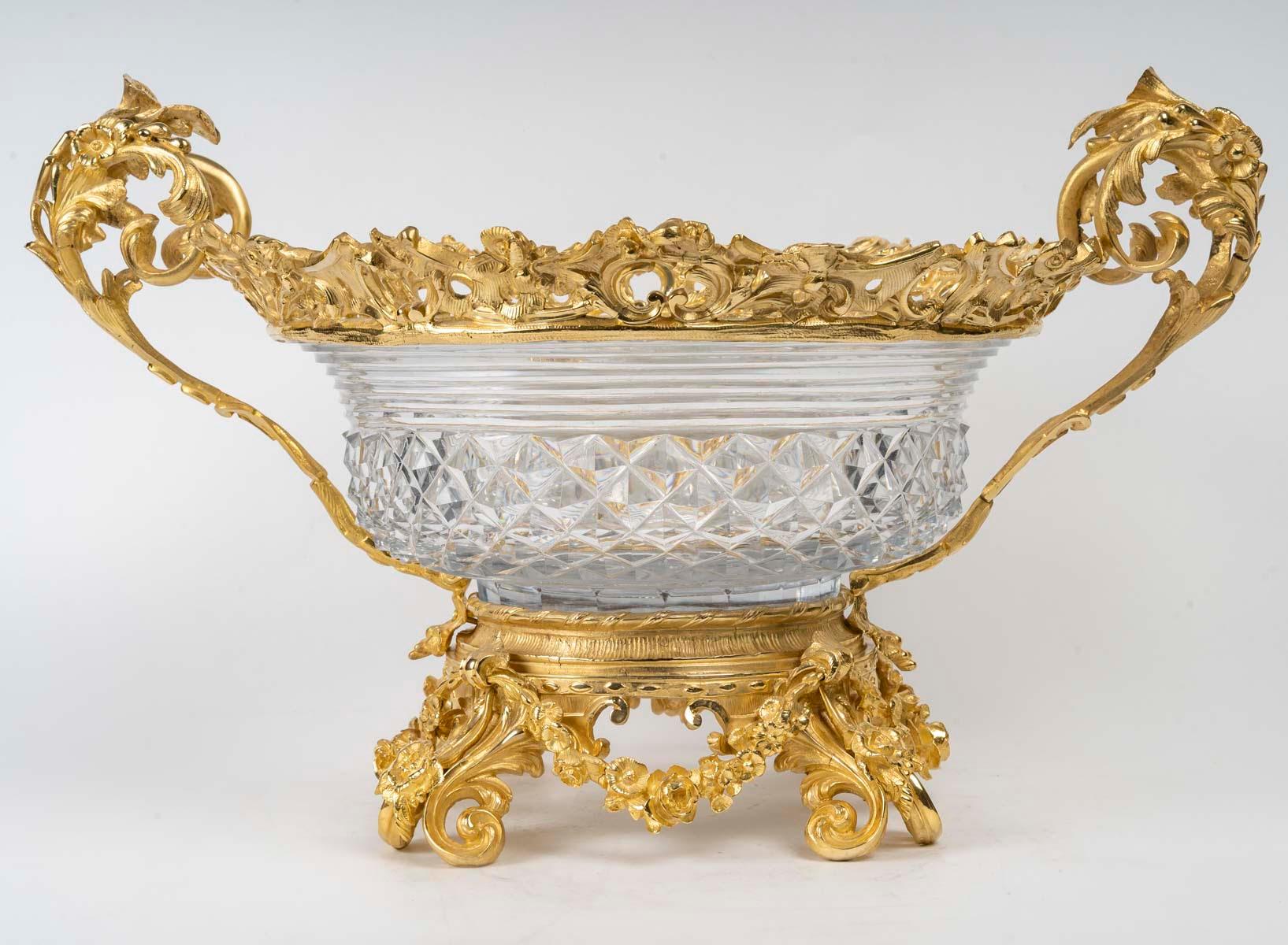 An important cut crystal bowl with gilt bronze mounting, 19th century, Napoleon III period.

A 19th century cut crystal bowl with ormolu mounting, Napoleon III period.
H: 31.5cm, W: 51cm, D: 38cm