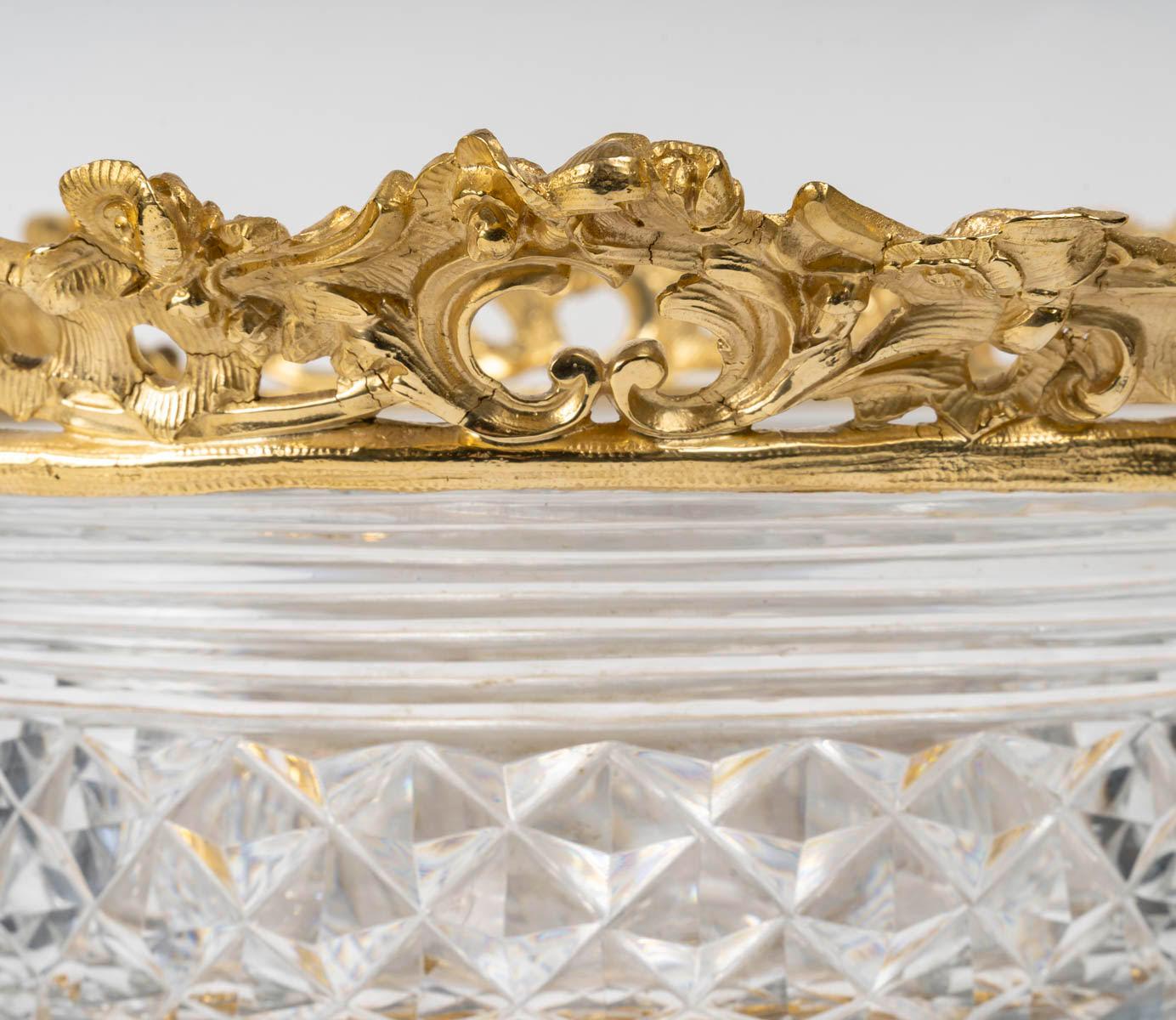 An important Cut Crystal Bowl with Gilt Bronze Mounting, Napoleon III Period. In Good Condition For Sale In Saint-Ouen, FR
