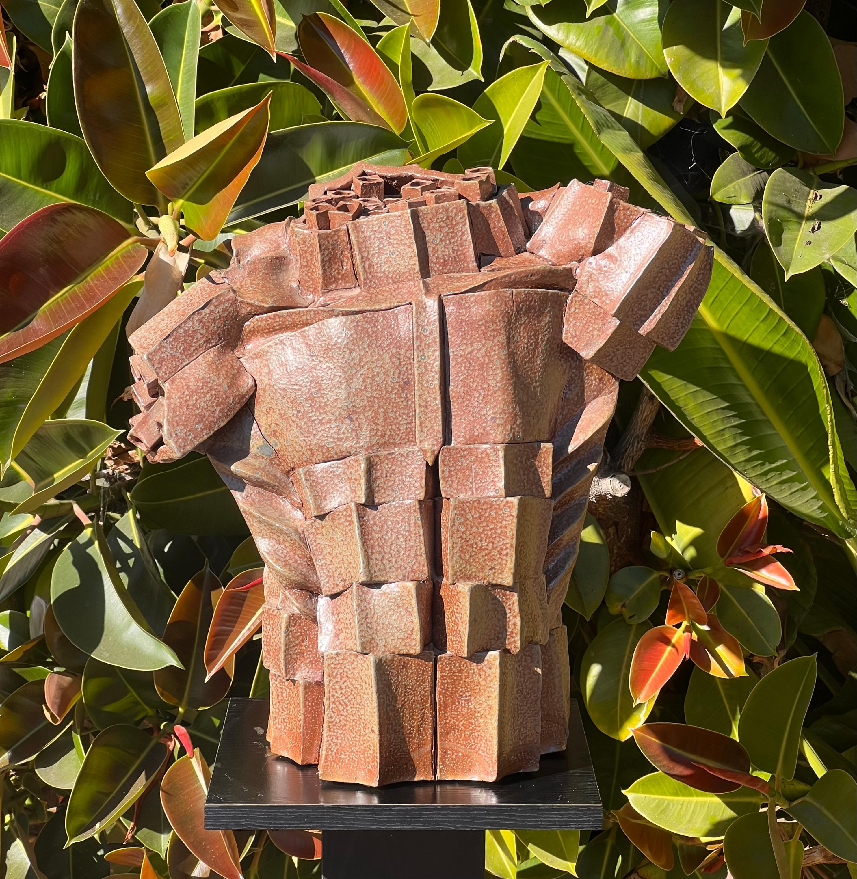 Importante torso masculino de cerámica cubista deconstruida, firmado por el artista, s. XX. Desconocido en venta