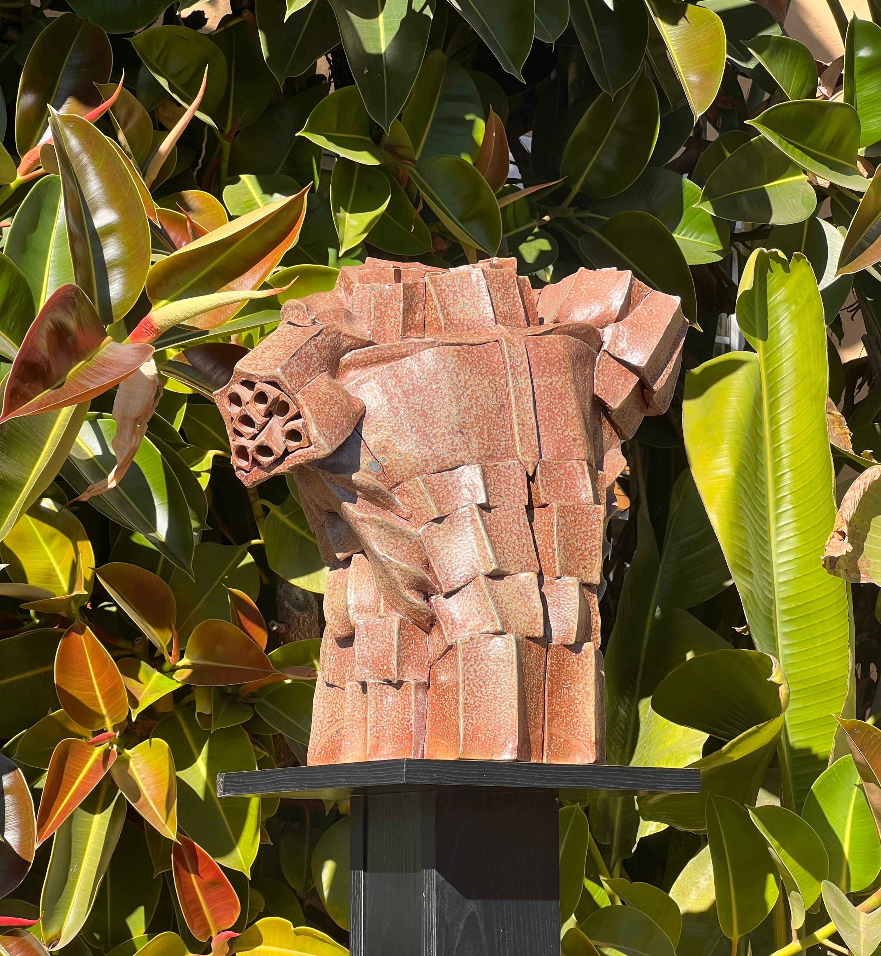 Importante torso masculino de cerámica cubista deconstruida, firmado por el artista, s. XX. Tallado a mano en venta