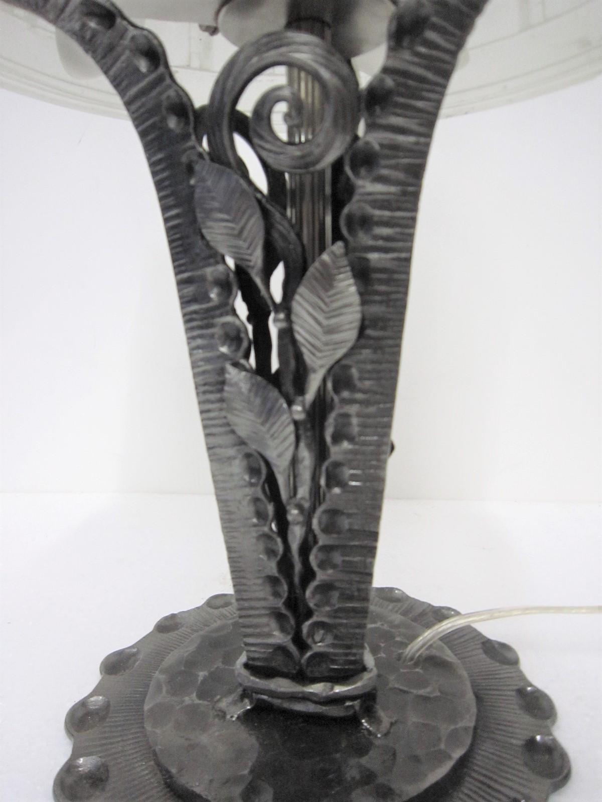 Sabino, bedeutende französische Art-Déco-Tischlampe aus gehämmertem Eisen und mattiertem Kunstglas, Art déco im Angebot 4