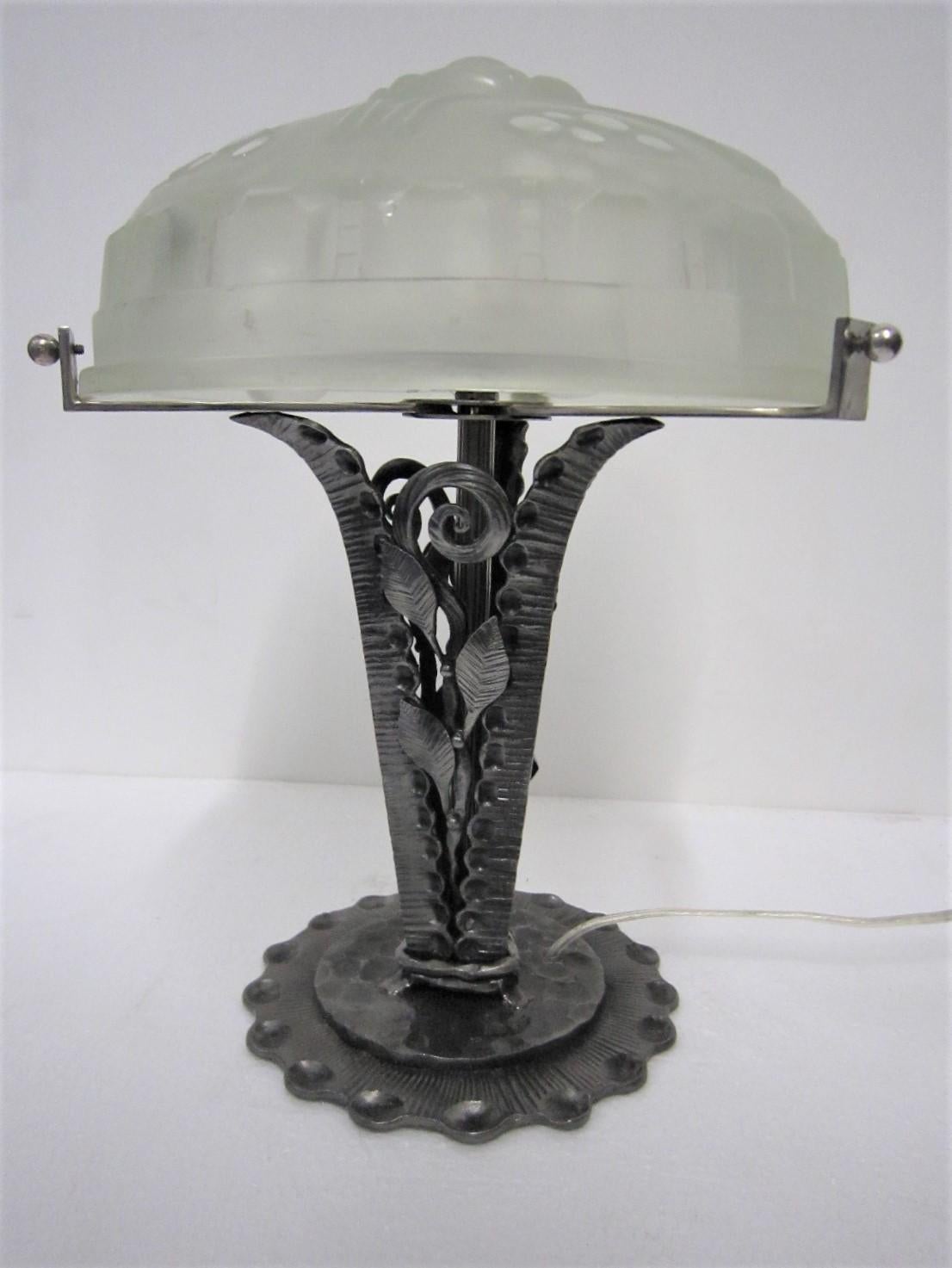 Important French Art Deco Sabino Table Lamp Hammered Iron and Frosted Art Glass For Sale 9