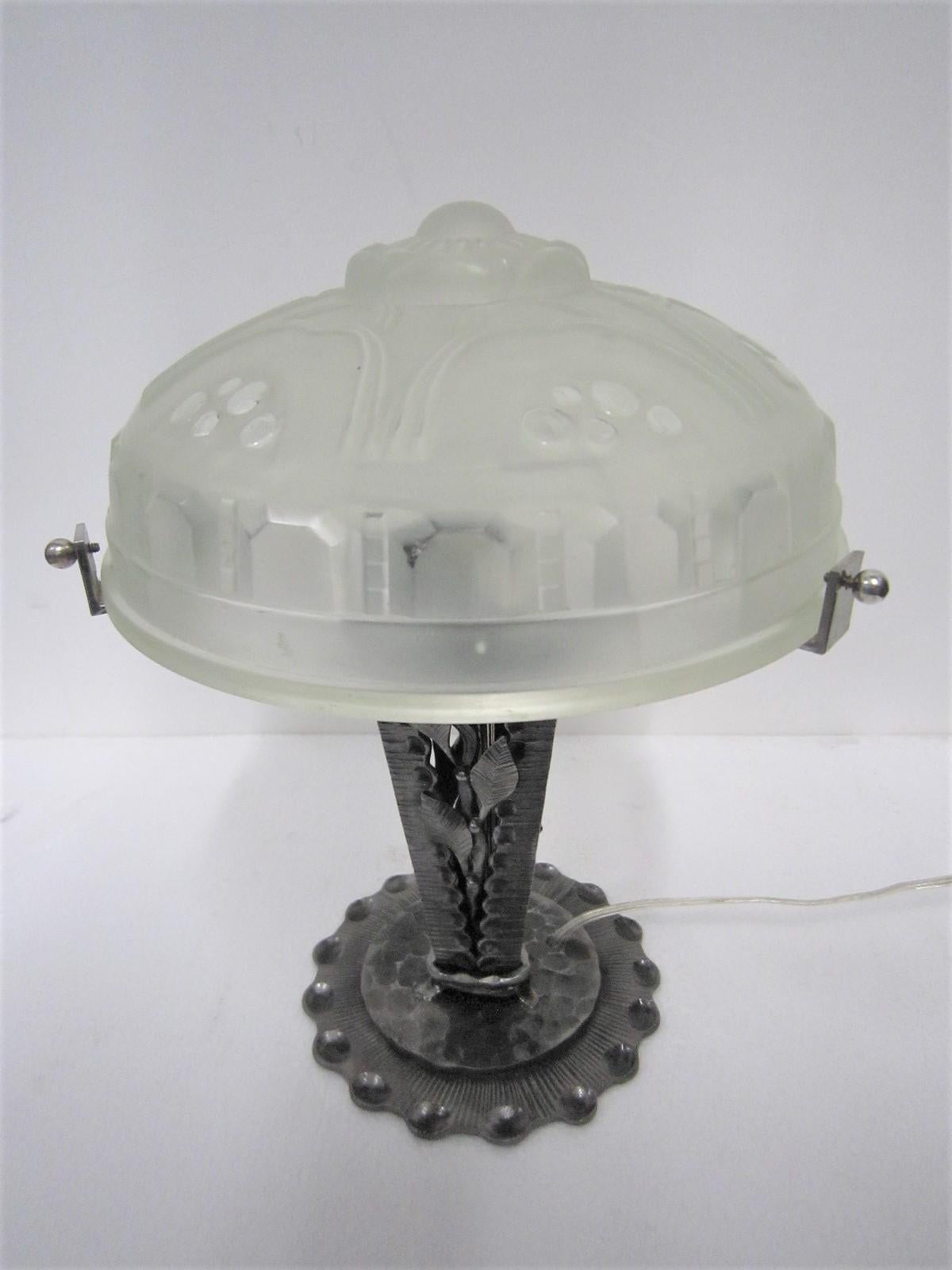 Important French Art Deco Sabino Table Lamp Hammered Iron and Frosted Art Glass For Sale 10