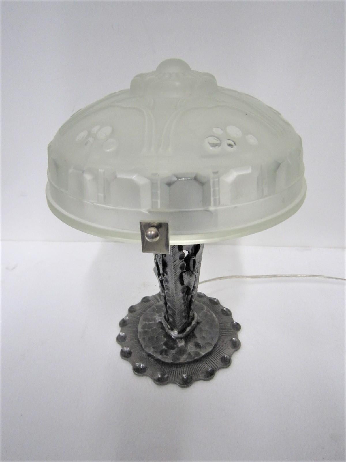 Important French Art Deco Sabino Table Lamp Hammered Iron and Frosted Art Glass For Sale 11