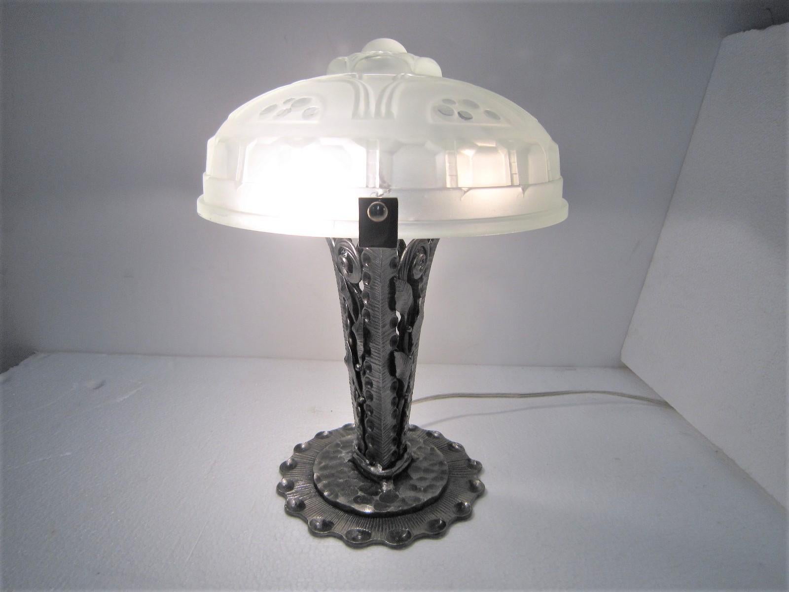 Important French Art Deco Sabino Table Lamp Hammered Iron and Frosted Art Glass For Sale 12