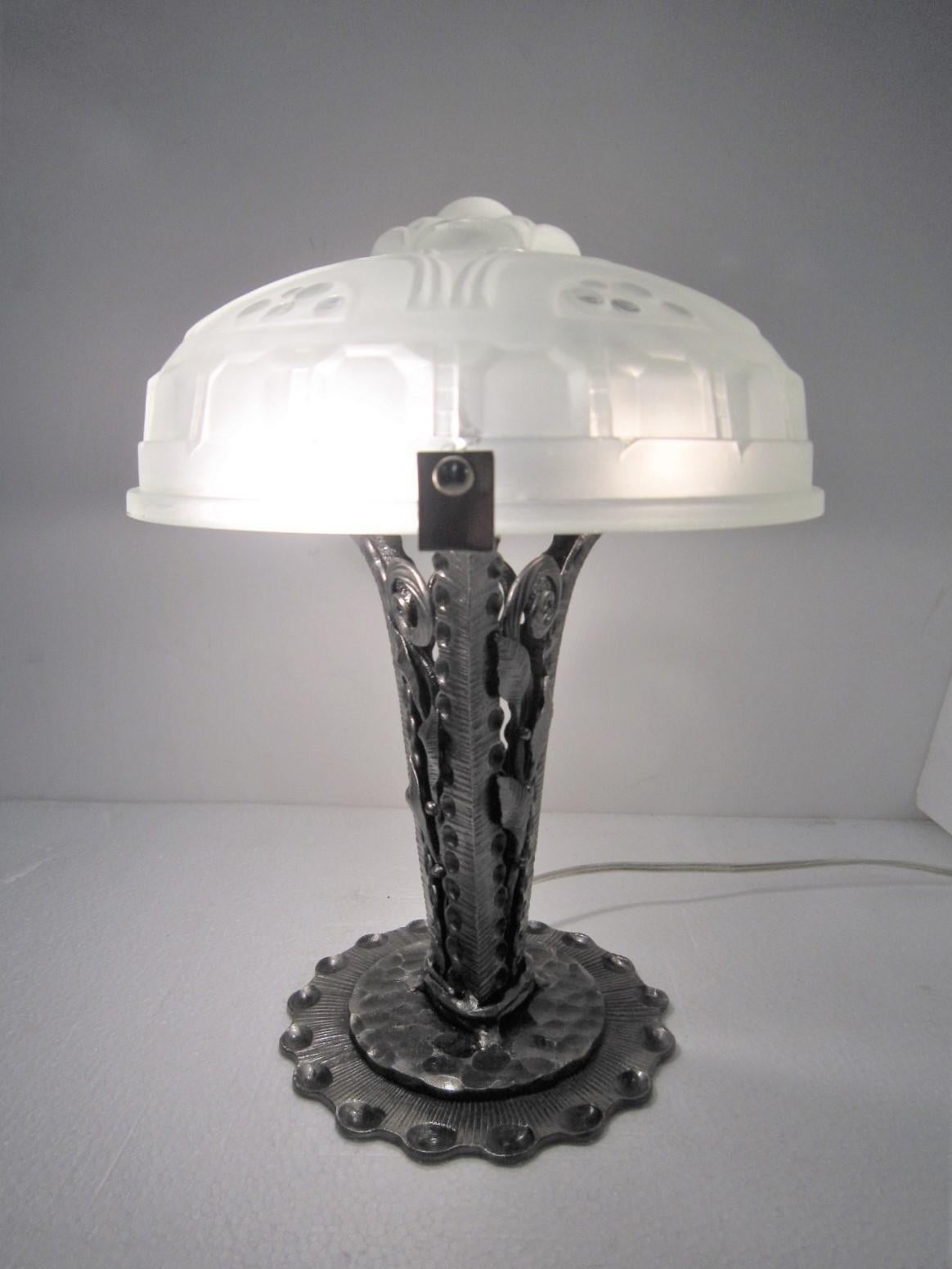 Sabino, bedeutende französische Art-Déco-Tischlampe aus gehämmertem Eisen und mattiertem Kunstglas, Art déco (Französisch) im Angebot