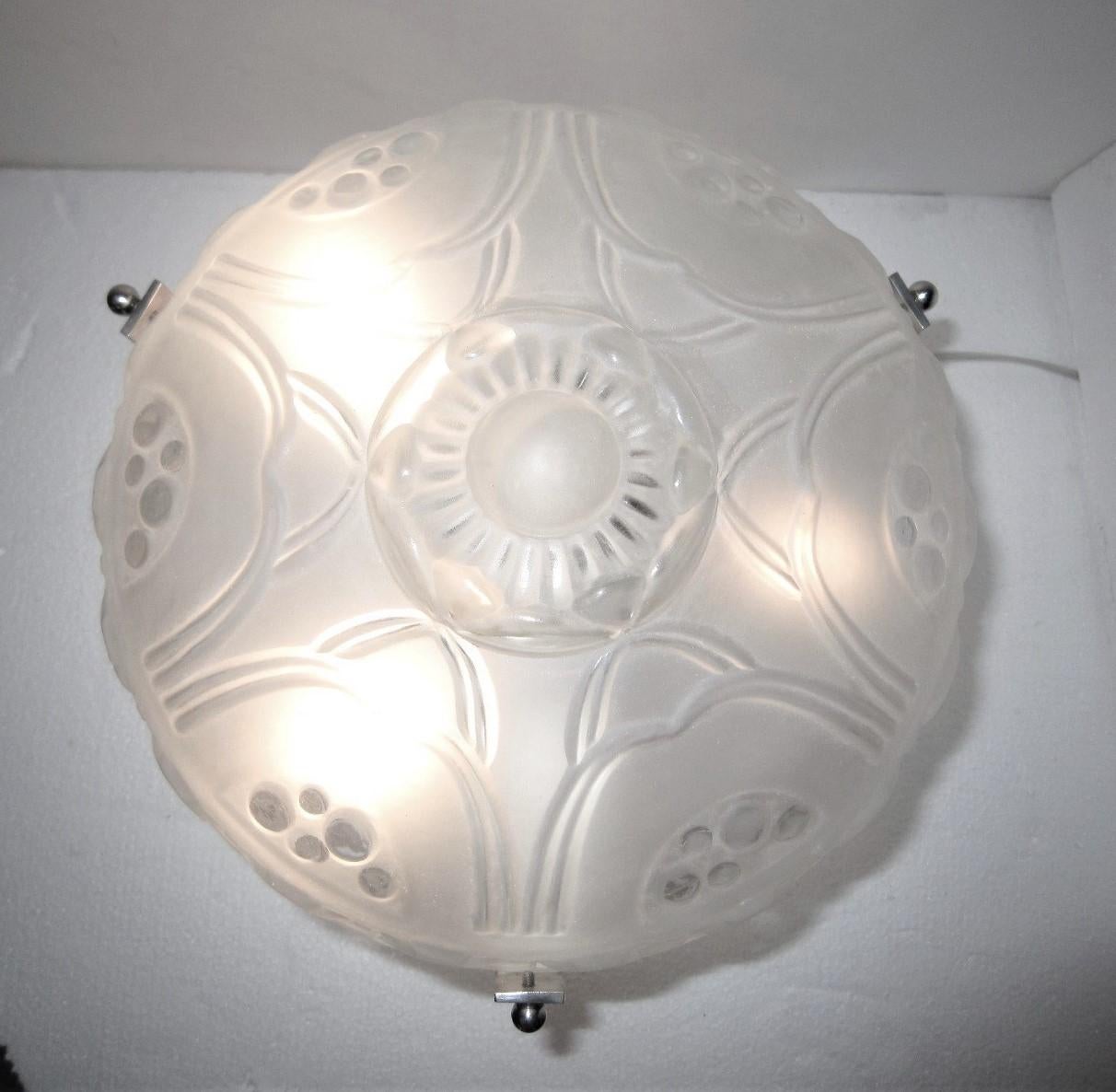 Sabino, bedeutende französische Art-Déco-Tischlampe aus gehämmertem Eisen und mattiertem Kunstglas, Art déco im Zustand „Gut“ im Angebot in New York City, NY